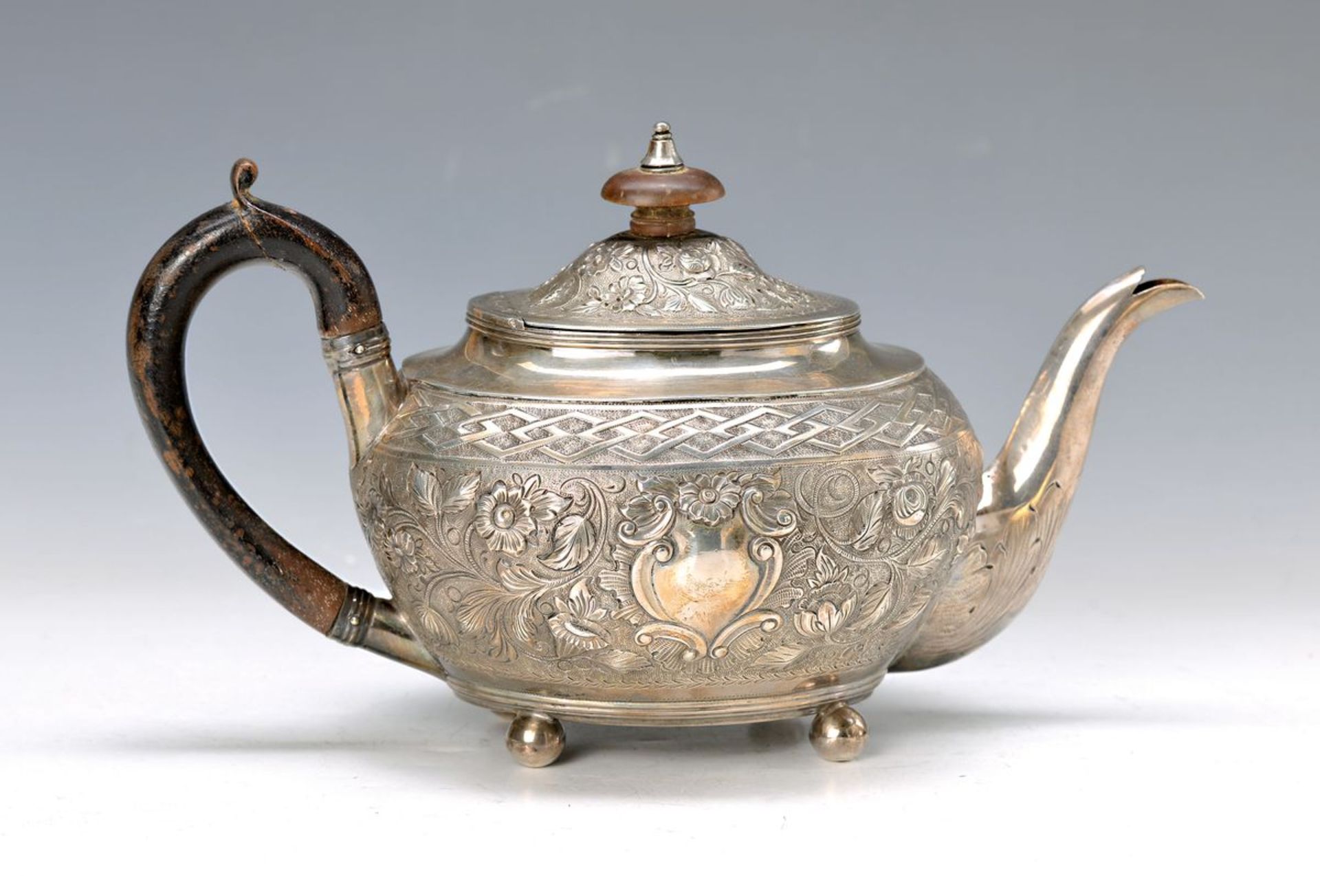 Teekanne, England, London, um 1807, Sterling Silber, sehr fein ziseliert und punziert, erhabener