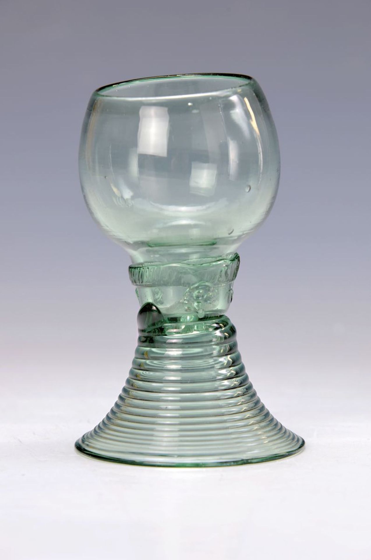 Weinrömer, England, 2. Hälfte 18. Jh., grünes Glas, gerillter Hohlfuß, aufgelegte Blüten und