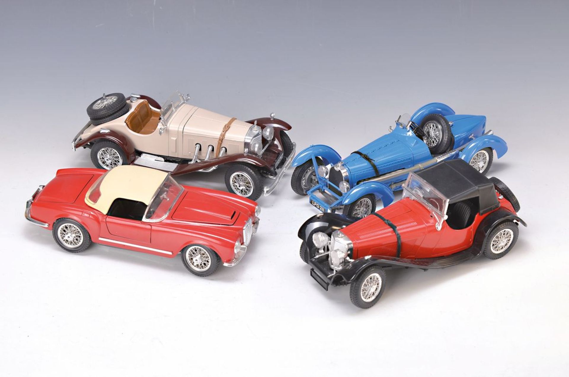 4 Modell-Autos, Burago, 1990er Jahre, 1:18, Mercedes-Benz SSK, beige-braun; Lancia Aurelia B24