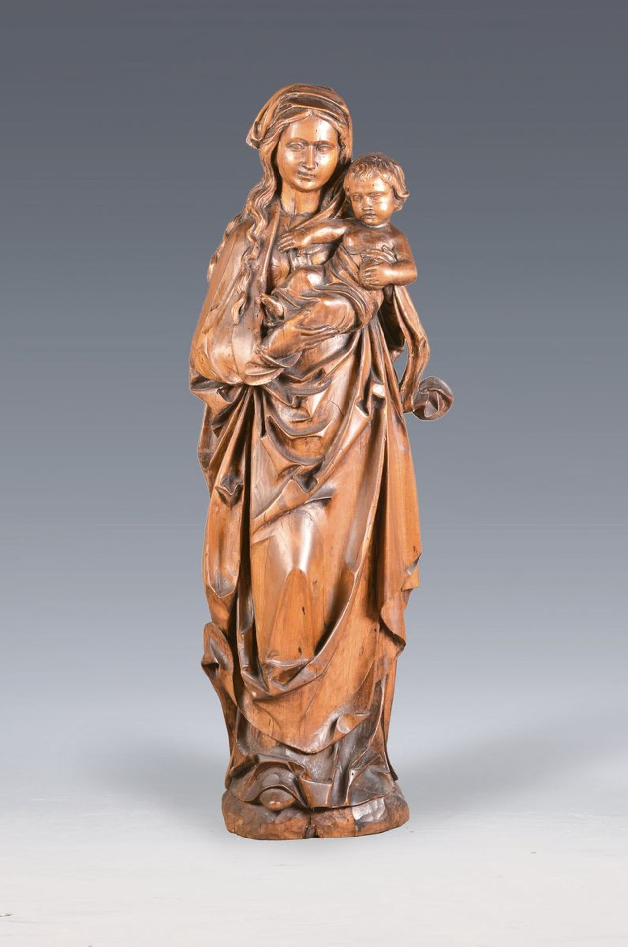 Große Madonna mit Kind, deutsch, um 1890, Holz vollplastisch geschnitzt, auf Buchensockel, Figur ca.