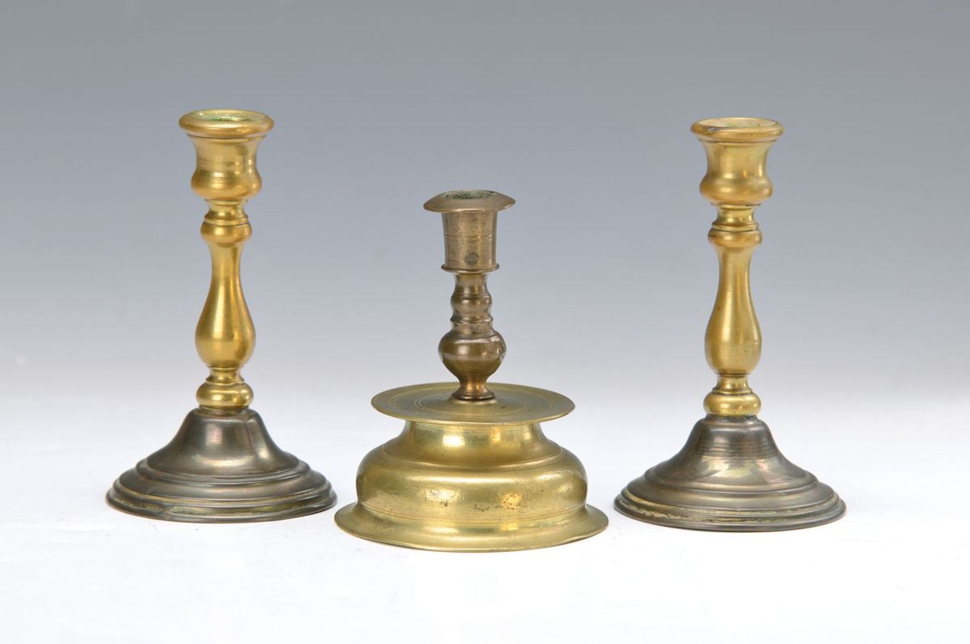 Drei kleine Leuchter, 17./18. Jh., Bronze/Messing, l. verbeult, H. ca. 9-10.5 cm