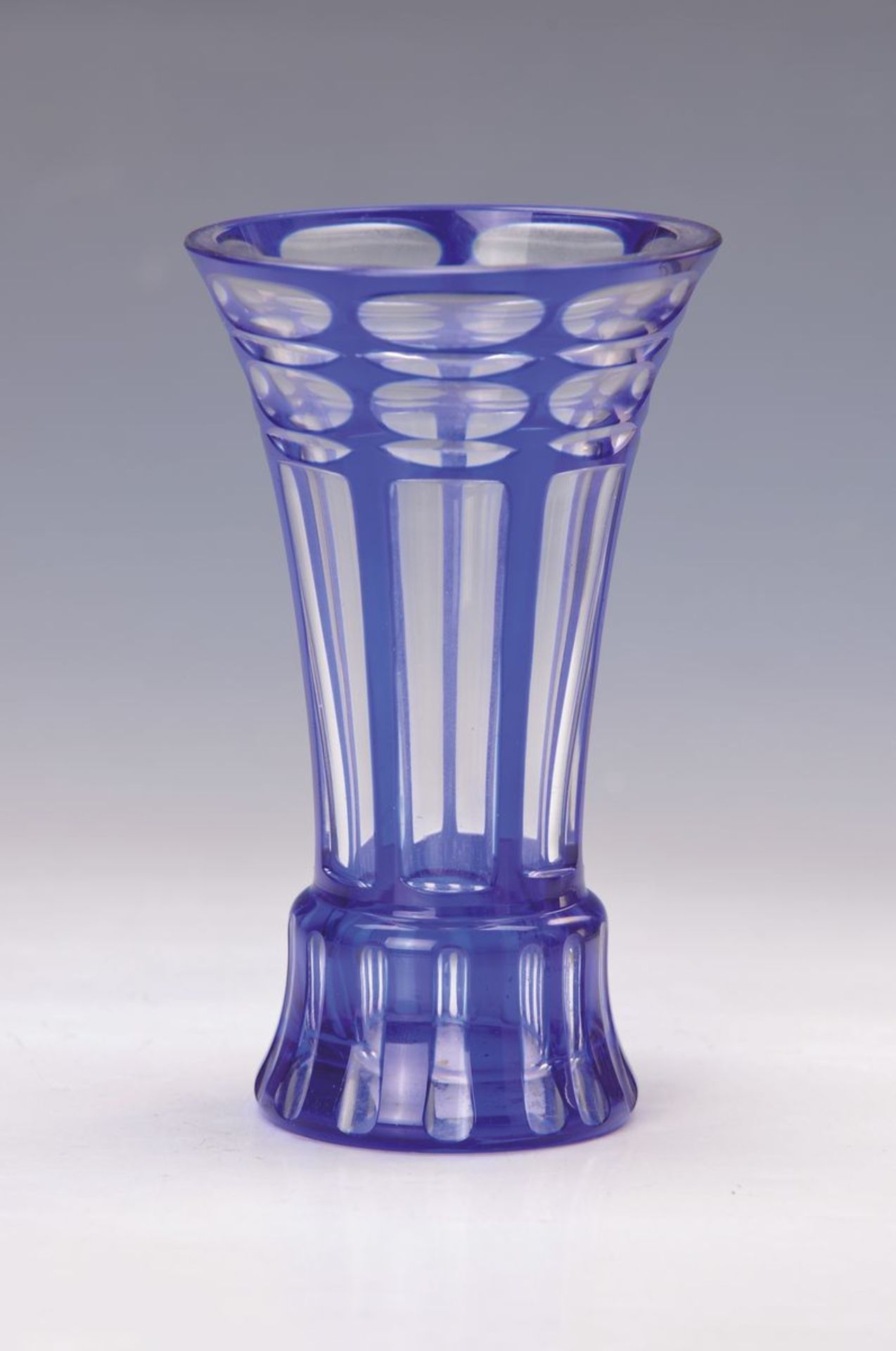 Vase, Haida, um 1915-20, farbloses Glas, blau überfangen, achtfach facettiert, senkrecht und