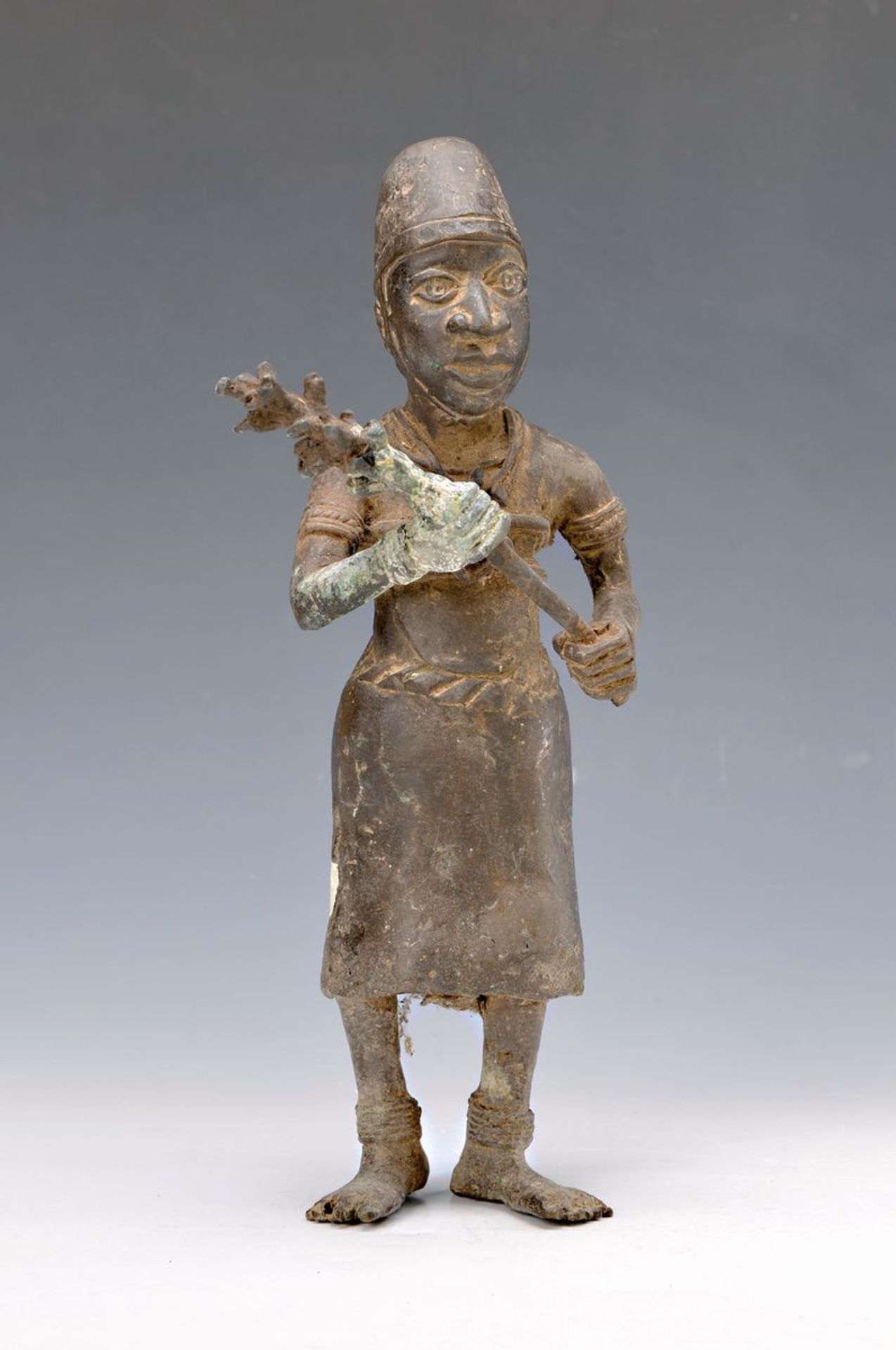Bronzeskulptur, Yoruba/Nigeria, 2.H.20. Jh., Darstellung eines Würdenträgers des königlichen Hofes