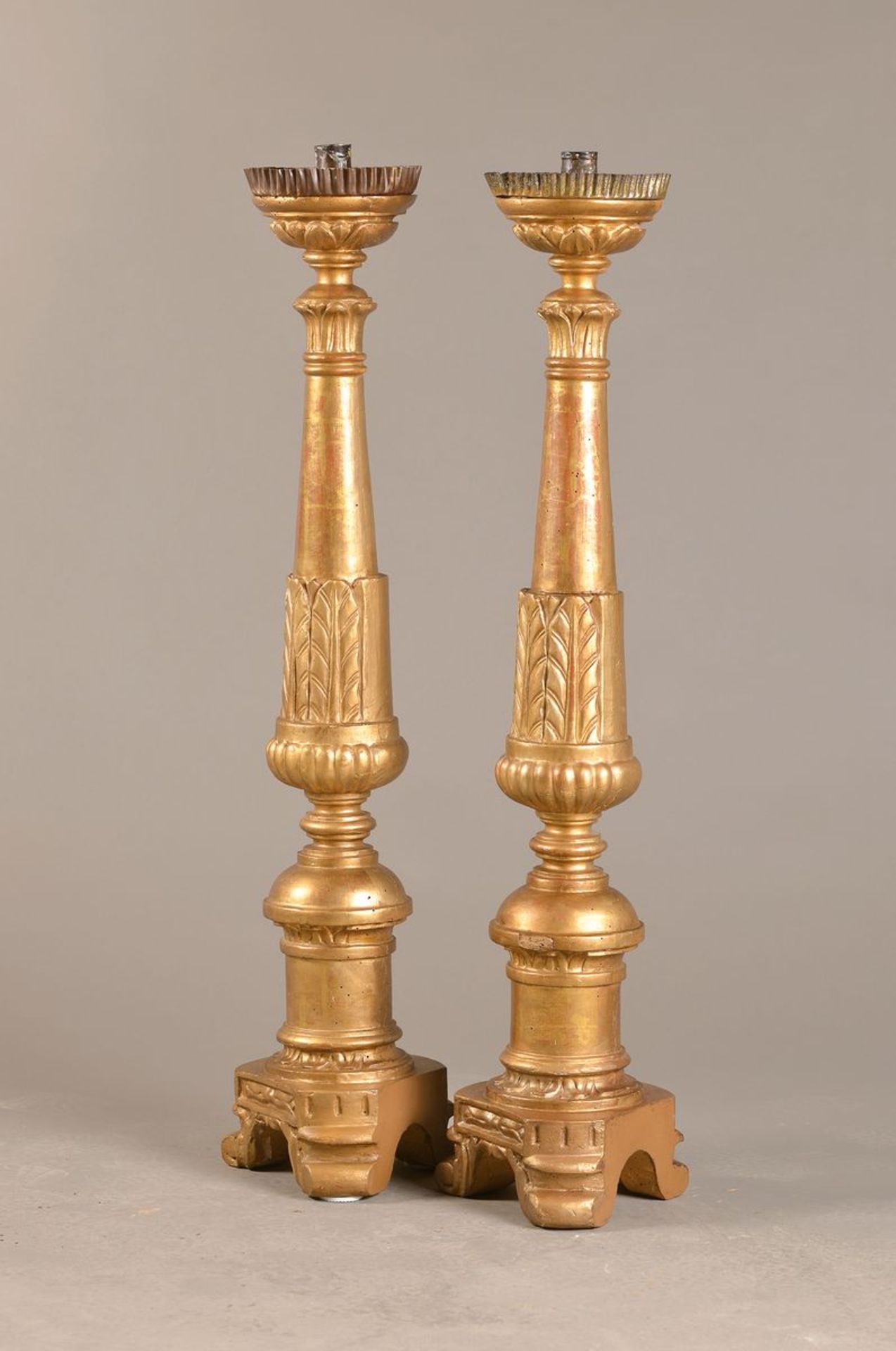 Paar große Kerzenleuchter, 18./19. Jh., goldfarbene Fassung später, Tropfschalen, ca. 89 cm,