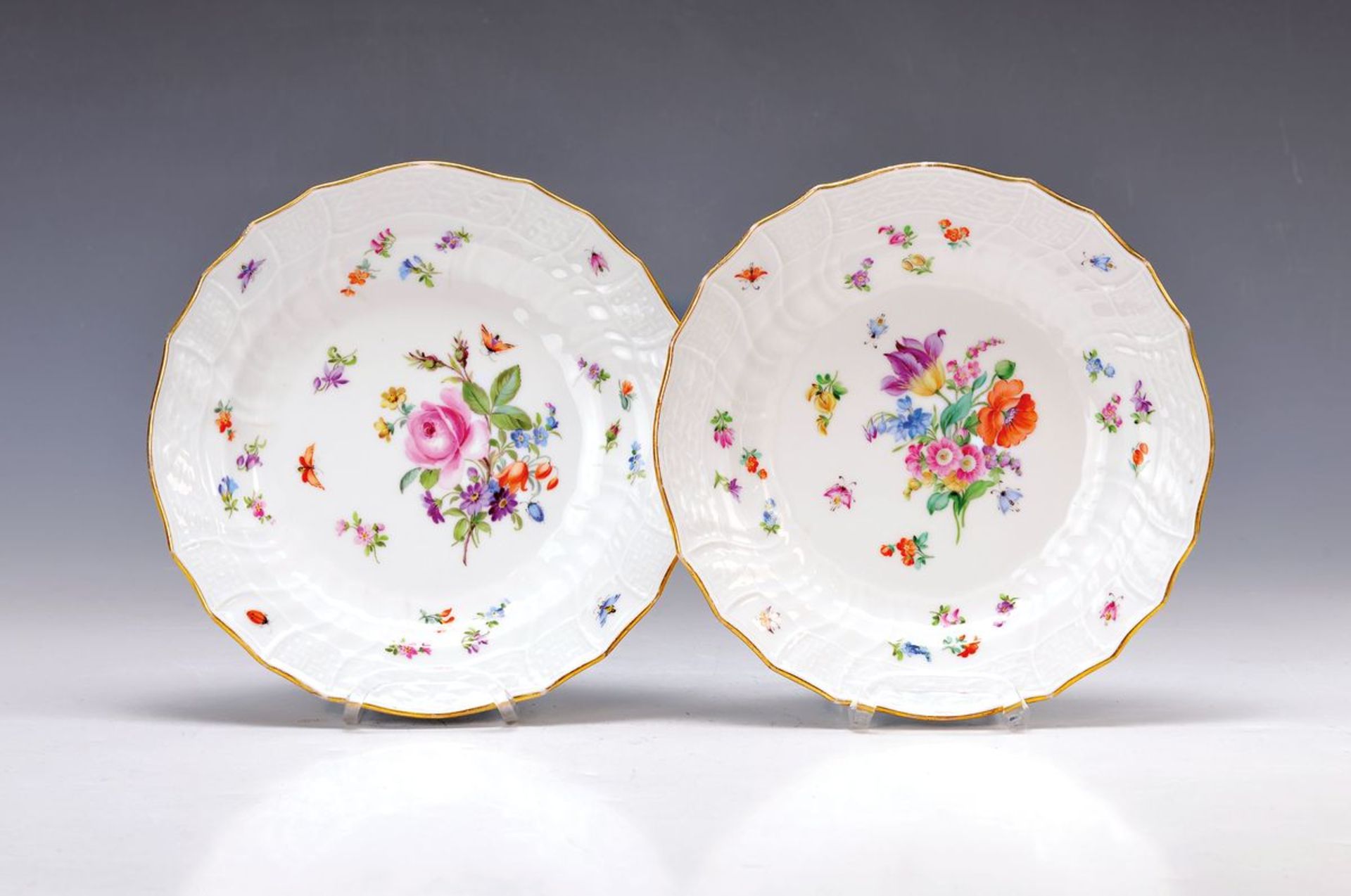 Paar Dessertteller, Meissen, um 1860, Blumenbukettmalerei mit Insekten und gestreuten Blümchen,