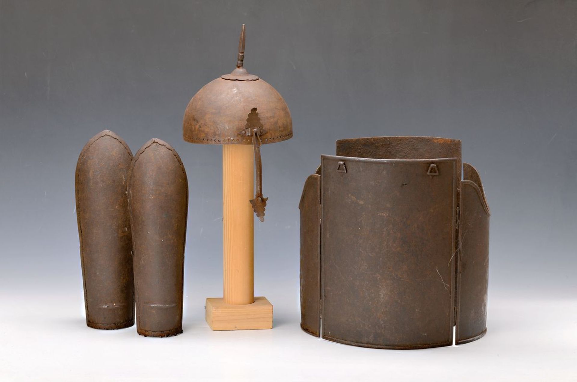 Helm, Armschoner und Brustpanzer, Persien, um 1900, Eisen geschmiedet, korrodiert, Kettenbehang am