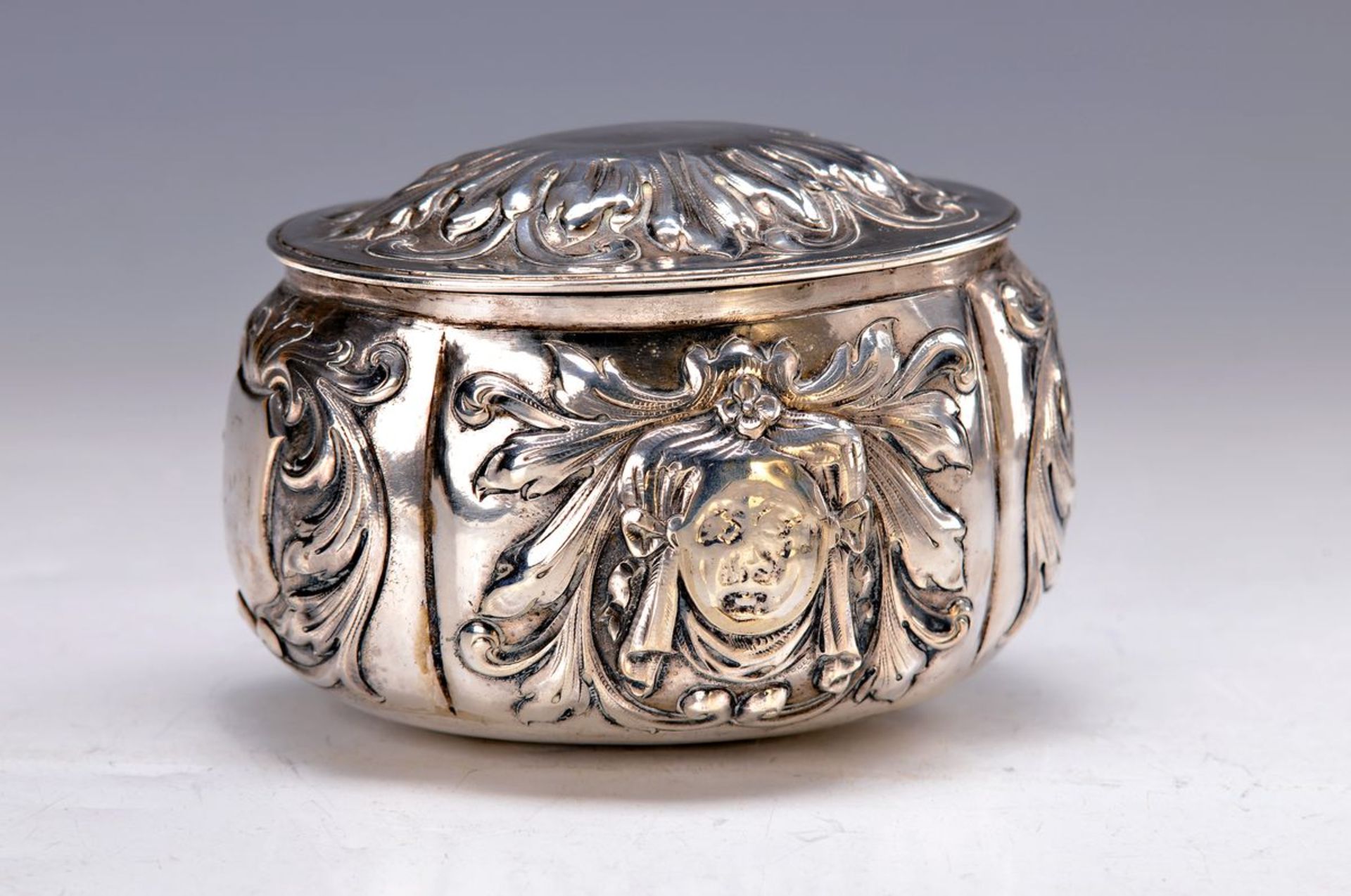 Deckeldose, deutsch, 800er Silber, um 1900, Barockstil, ziselierter Dekor mit Maskeronen, ca.