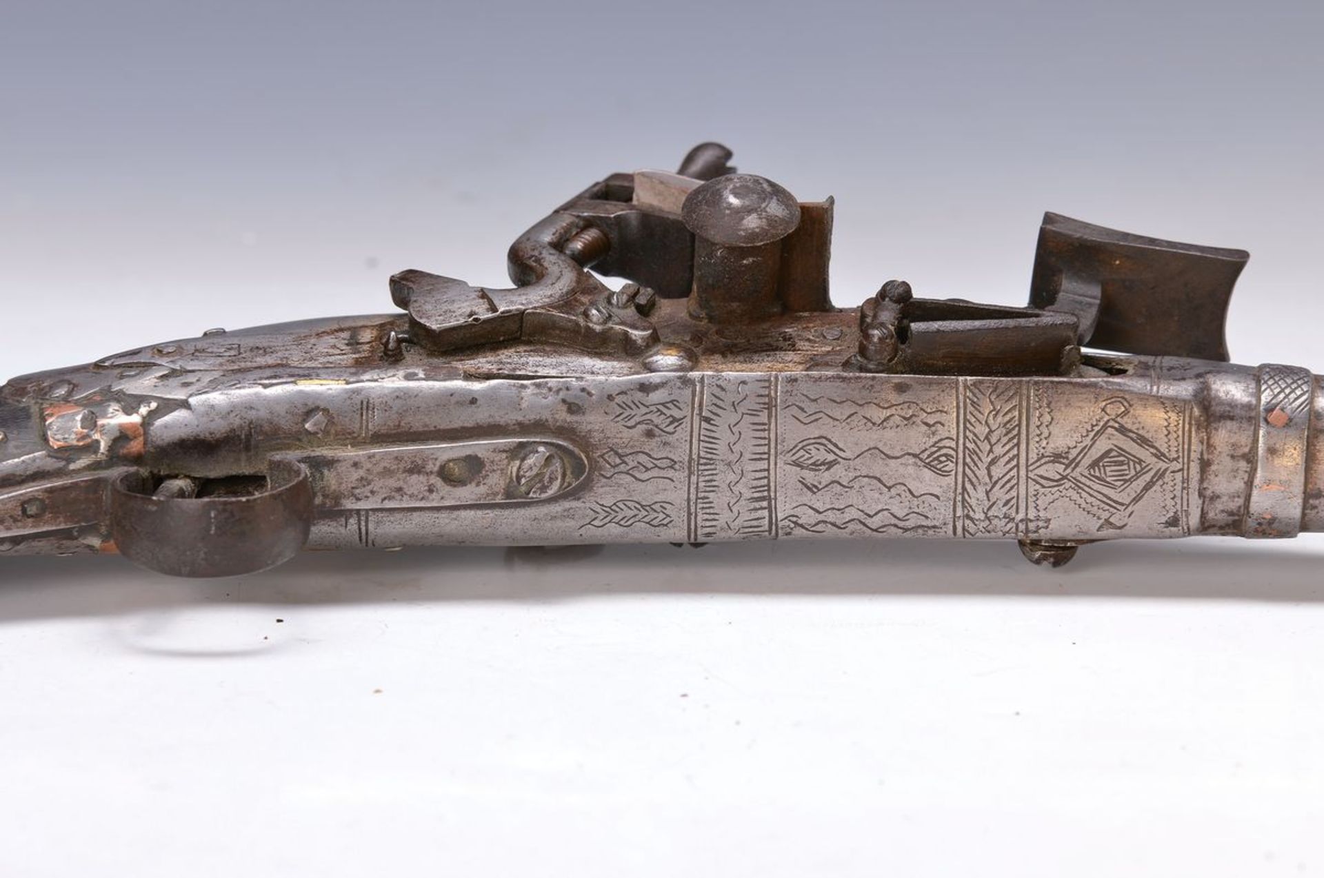 Steinschlossgewehr der Tuareg, wohl Marokko, 19. Jh., Miquelet Schloss, Schulterstück mit Nieten - Image 3 of 3