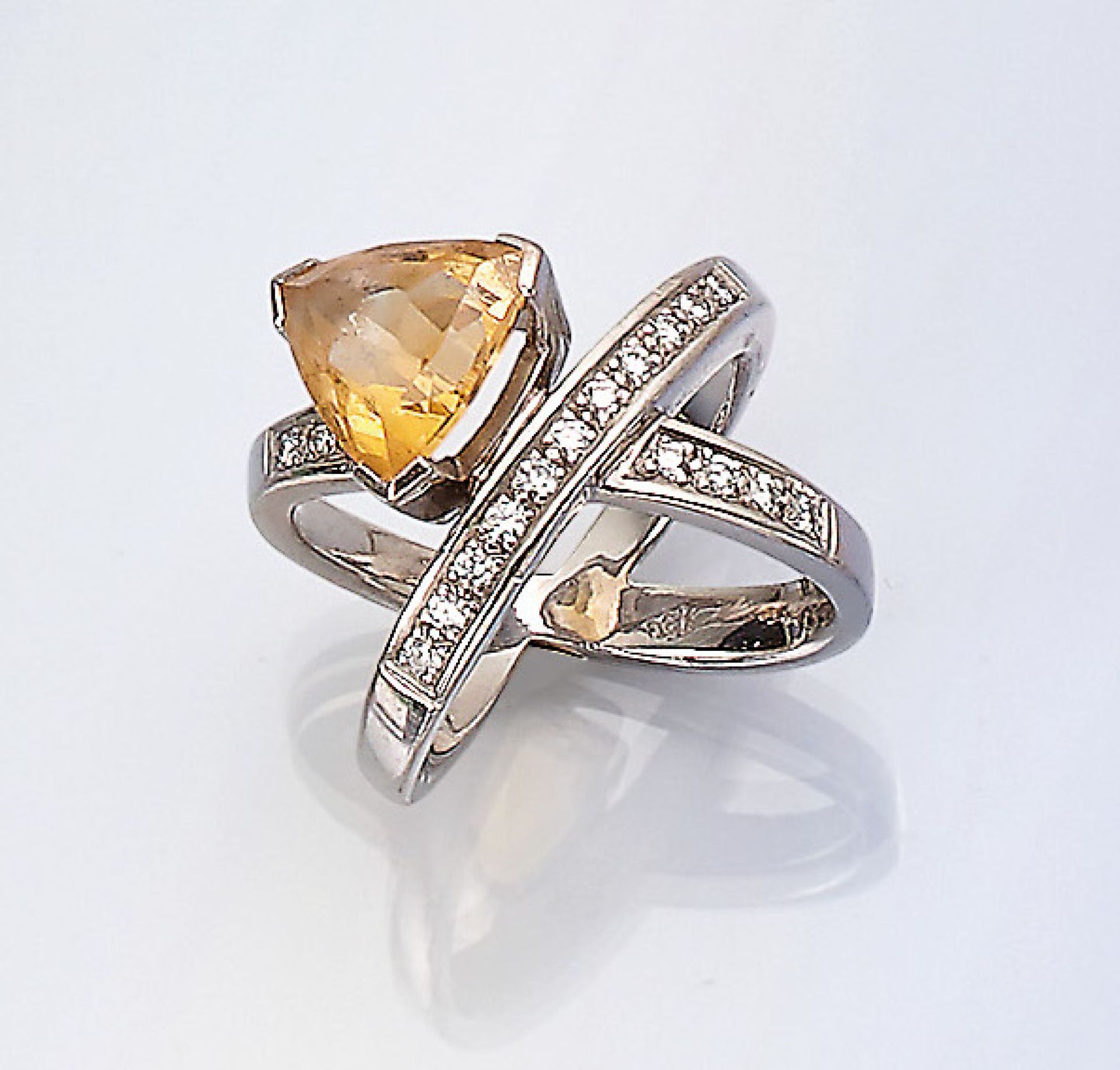 Ausgefallener 18 kt Gold Ring mit Citrin und Brillanten, WG 750/000, überkreuzende Ringschienen,