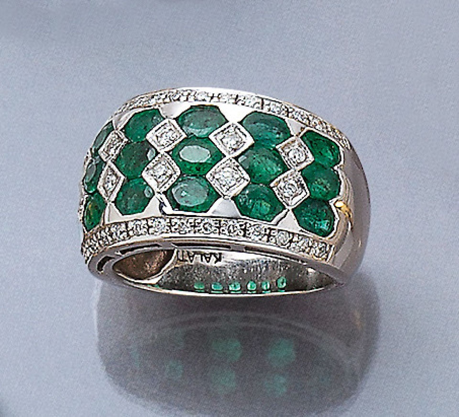14 kt Gold Ring mit Smaragden und Brillanten, WG 585/000, 18 ovalfacett. Smaragde zus. ca. 1.2 ct,
