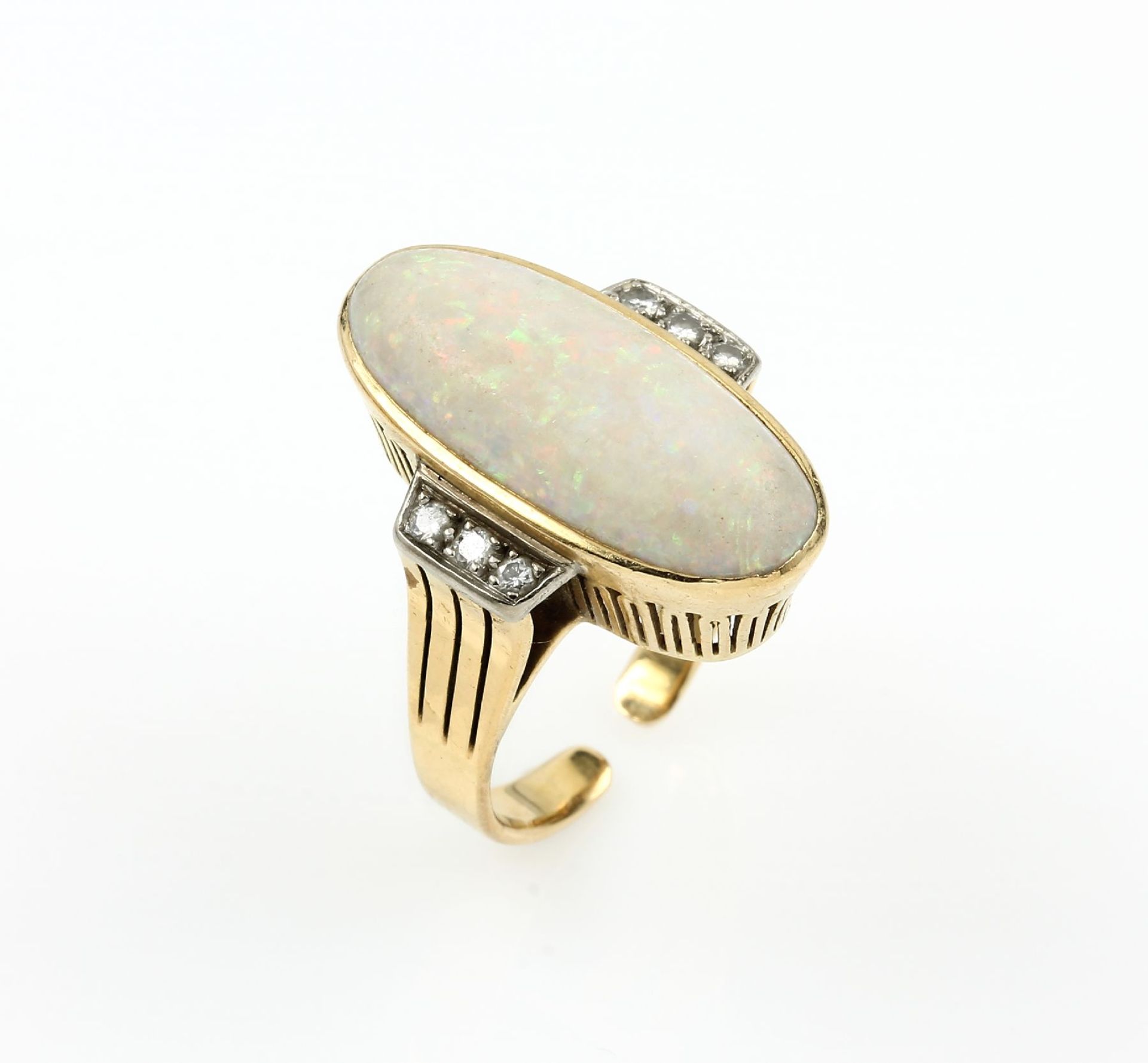 18 kt Gold Ring mit Opal und Brillanten, GG 750/000, mittig längsovaler Opalcabochon (Gebr.-Spuren),