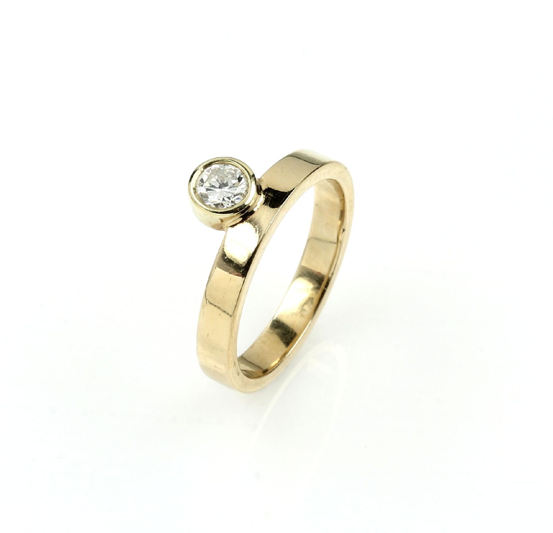 14 kt Gold Ring mit Brillant, GG 585/000, Brillant ca. 0.18 ct Weiß/si, seitl. gefasst, RW 47.5, ca.