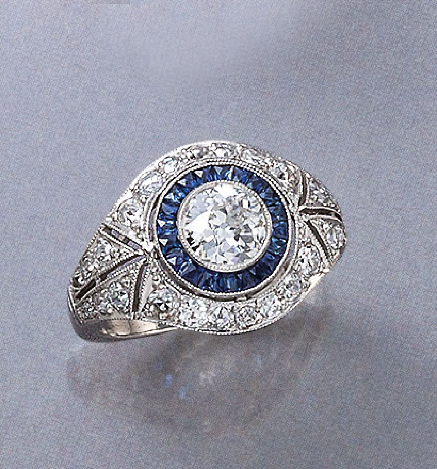 Platin Ring mit Saphiren und Diamanten, im Art-Deco Stil, durchbrochen gearbeitet, mit