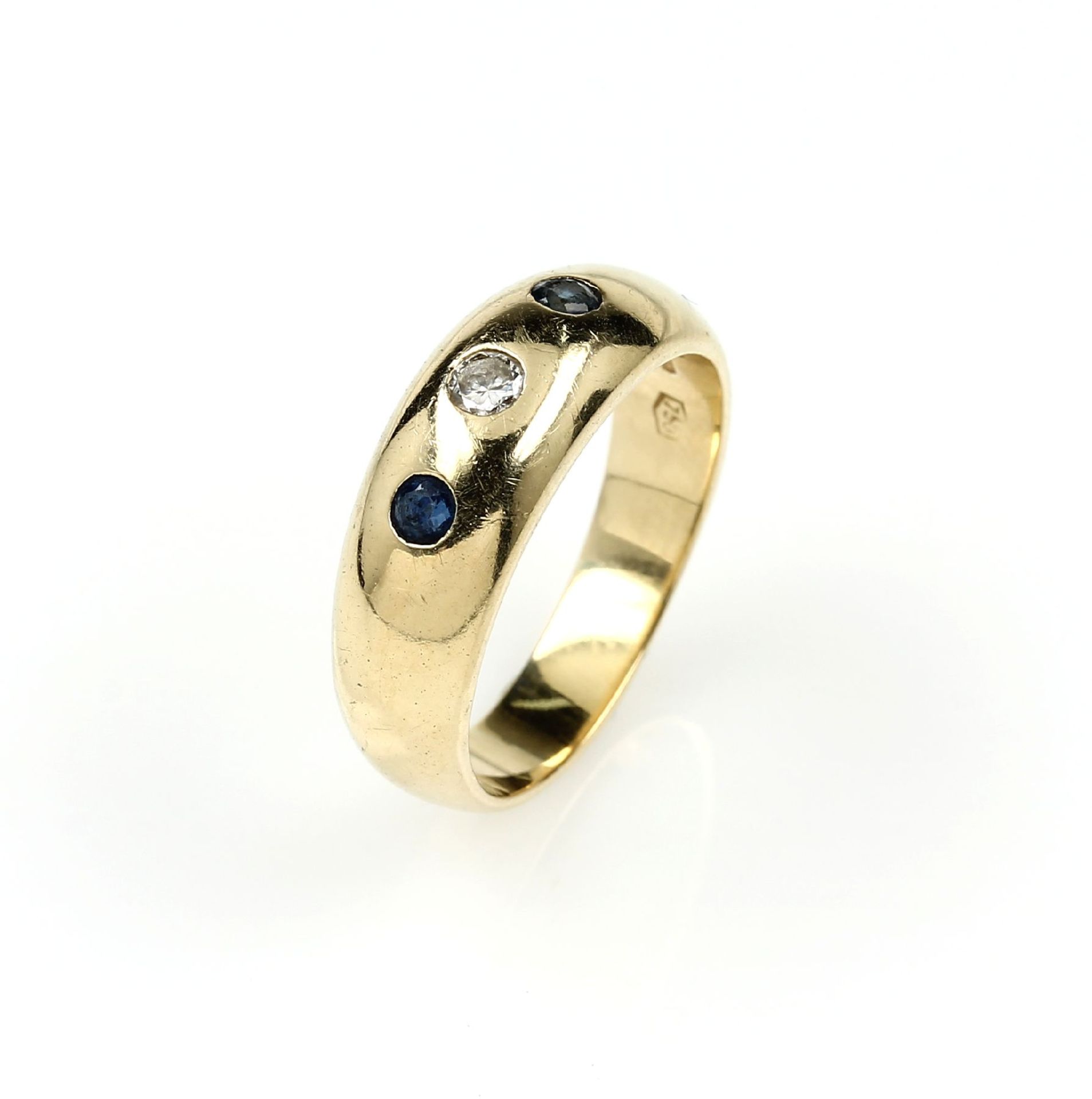 18 kt Gold Bandring mit Brillant und Saphiren, GG 750/000, mittig Brillant ca. 0.05 ct Weiß/si, 2