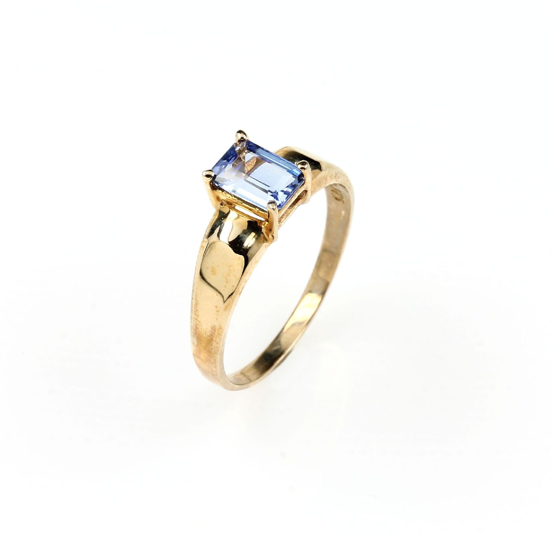 9 kt Gold Ring mit Tansanit, GG 375/000, facett. Tansanitbaguette ca. 0.60 ct, RW 57, ca. 1.98 g9 kt