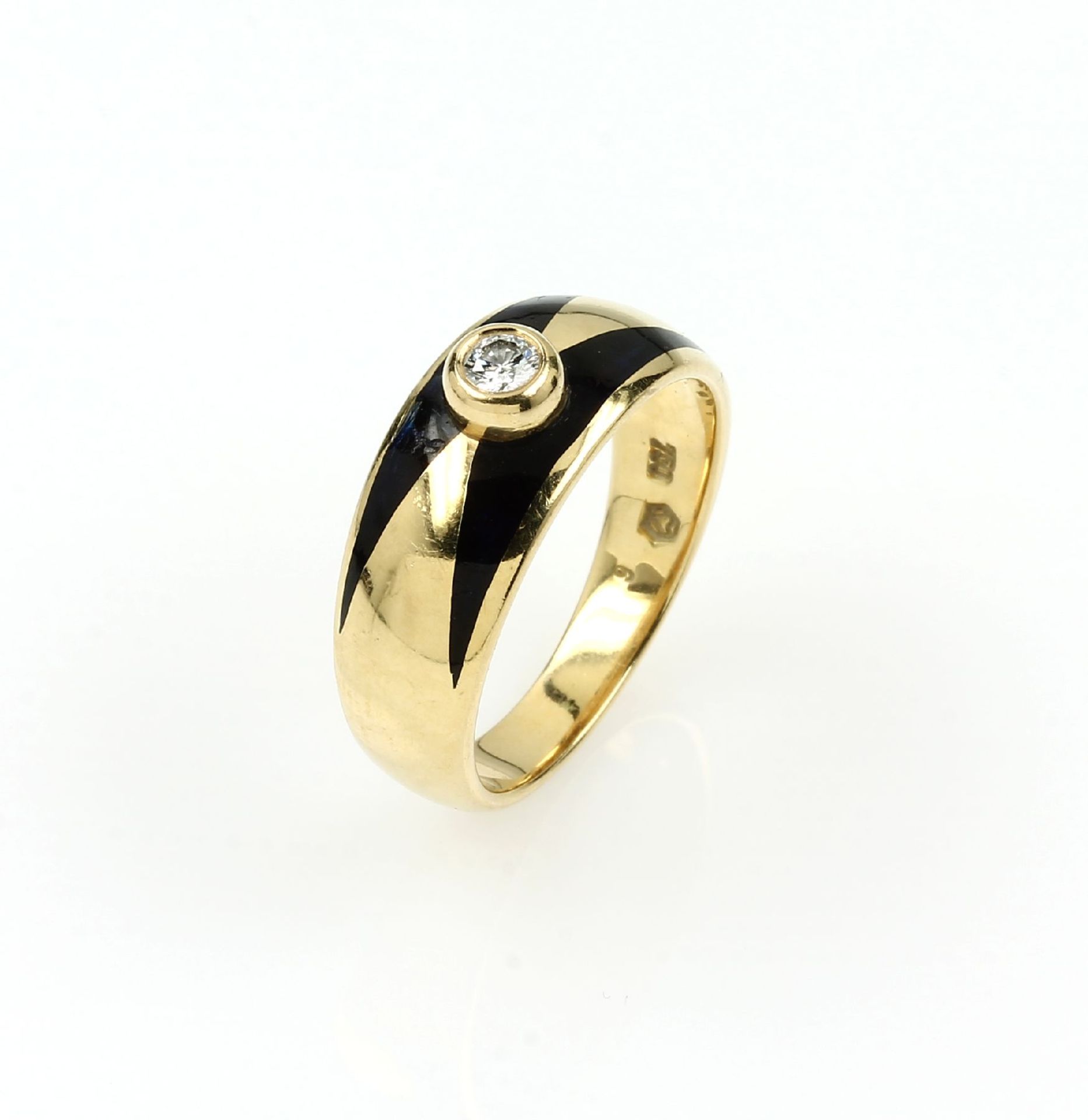 18 kt Gold Ring mit Email und Brillant, GG 750/000, Brillant ca. 0.20 ct Weiß/si, schwarzes Email,