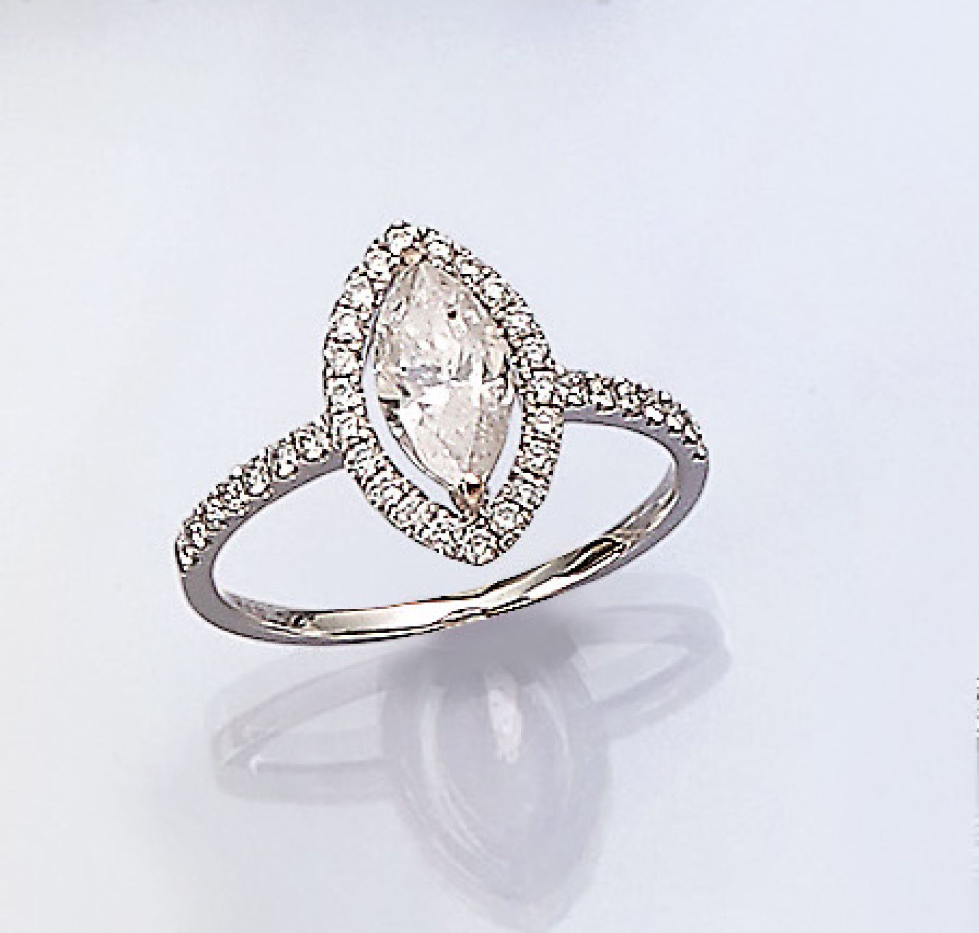 18 kt Gold Ring mit Diamanten, WG 750/000, Diamantnavette ca. 1.03 ct Weiß/p1, Besatz- brillanten