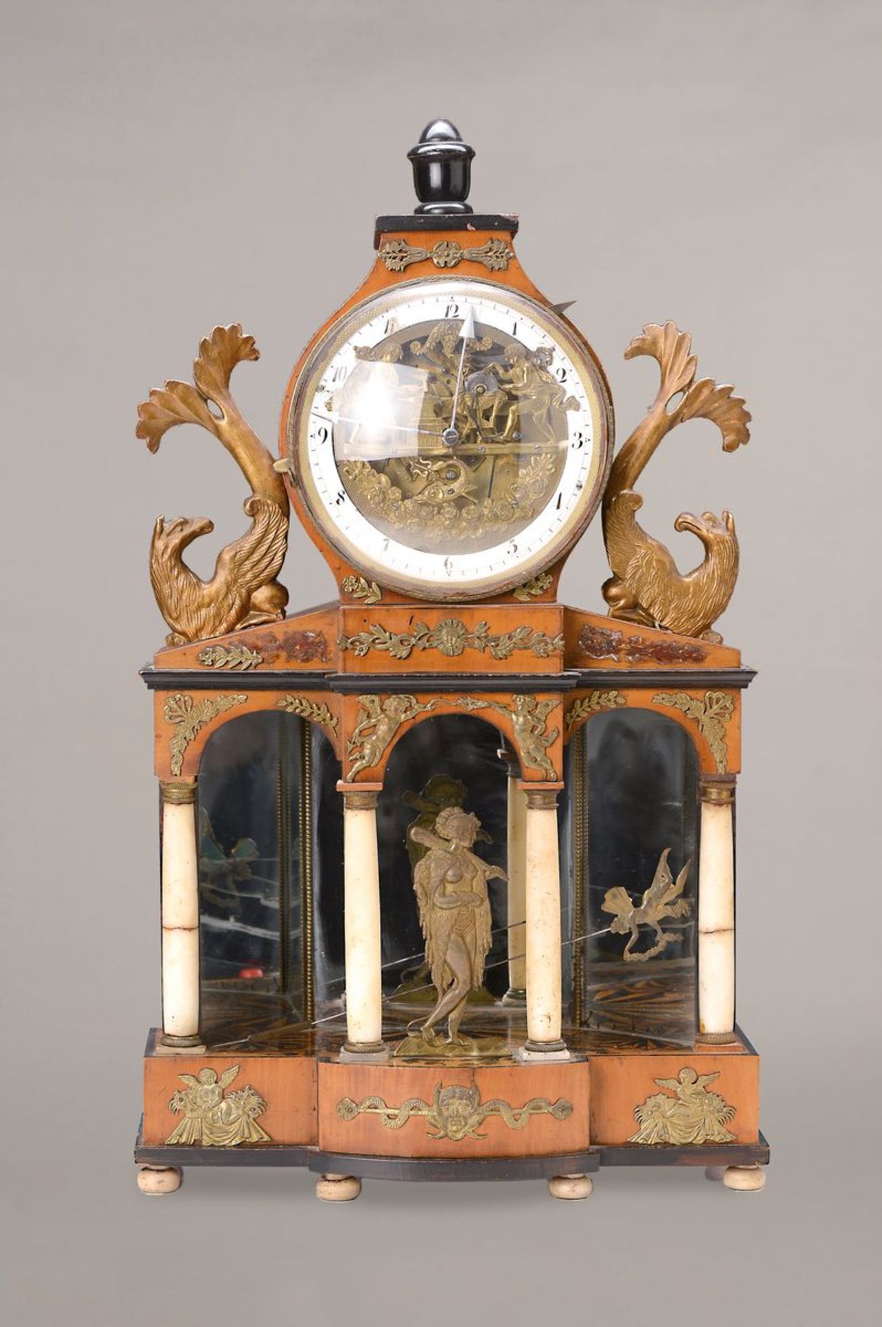 Tischuhr, Empire, mit Automat, Donaumonarchie um 1820, reich verziertes Gehäuse mit Applikationen (