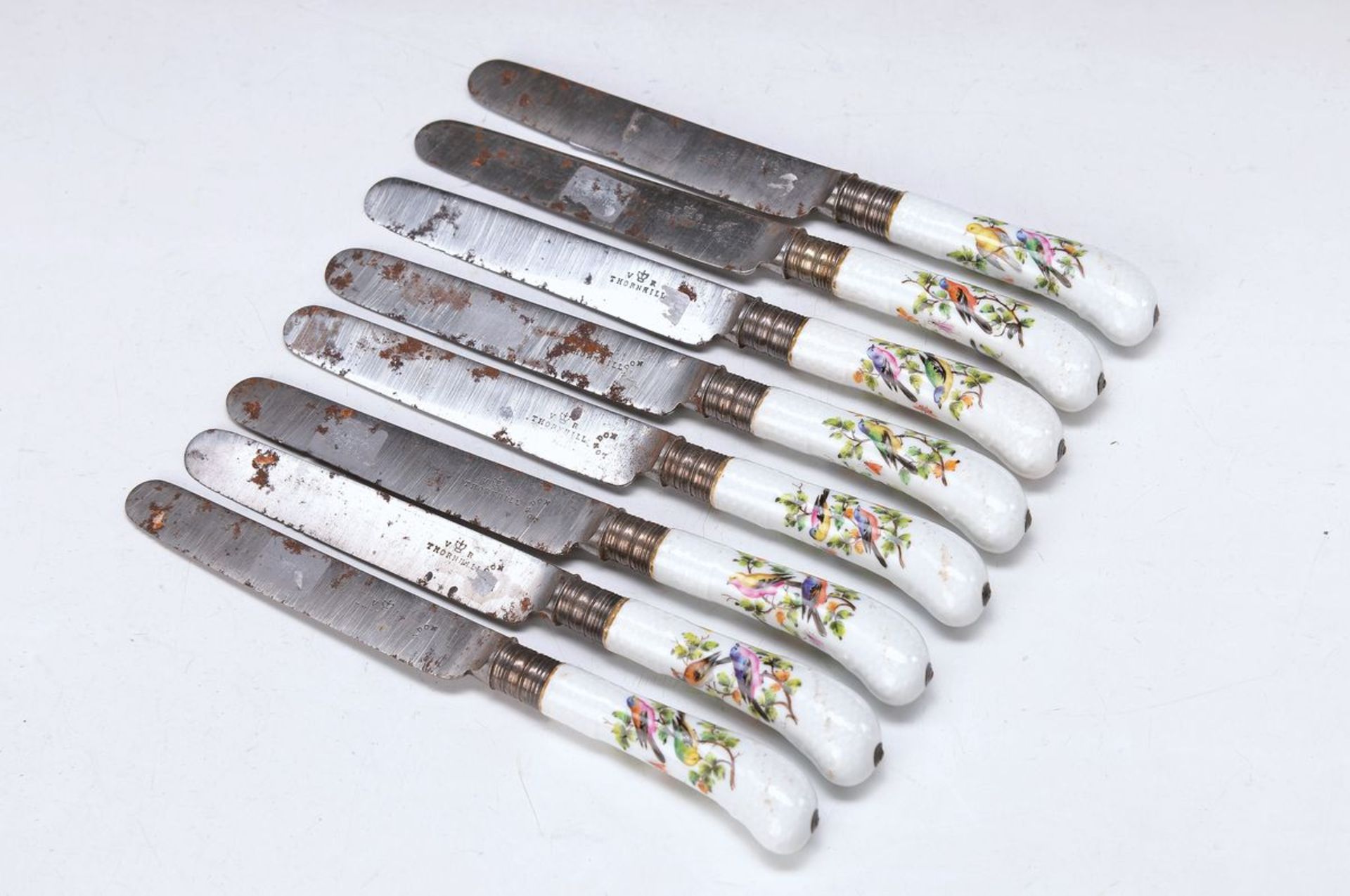 8 Messer mit Porzellangriffen, wohl England, um 1780, polychrome Vogeldekor, Singvögel u.