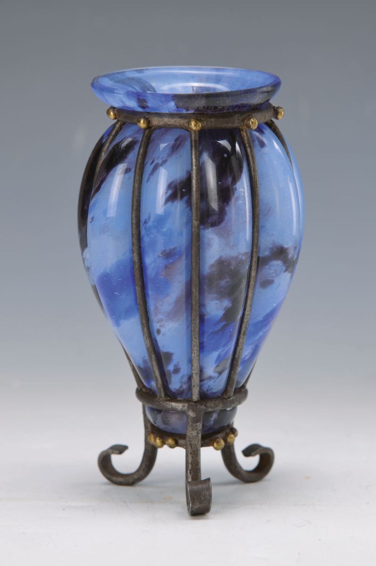 Vase, Delatte, 1920er Jahre, Schichtglas in schmiedeeiserne Montur geblasen, farbloses Glas in