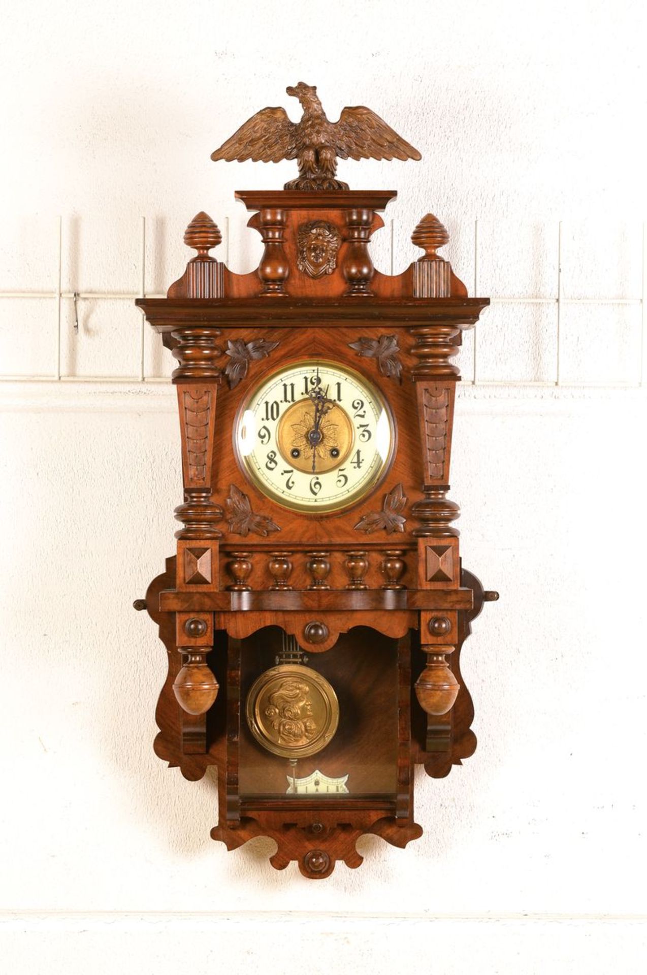 Wanduhr, sog. Freischwinger, Uhrenmanufaktur Mathias Bäuerle, St. Georgen um 1900, Historismus,