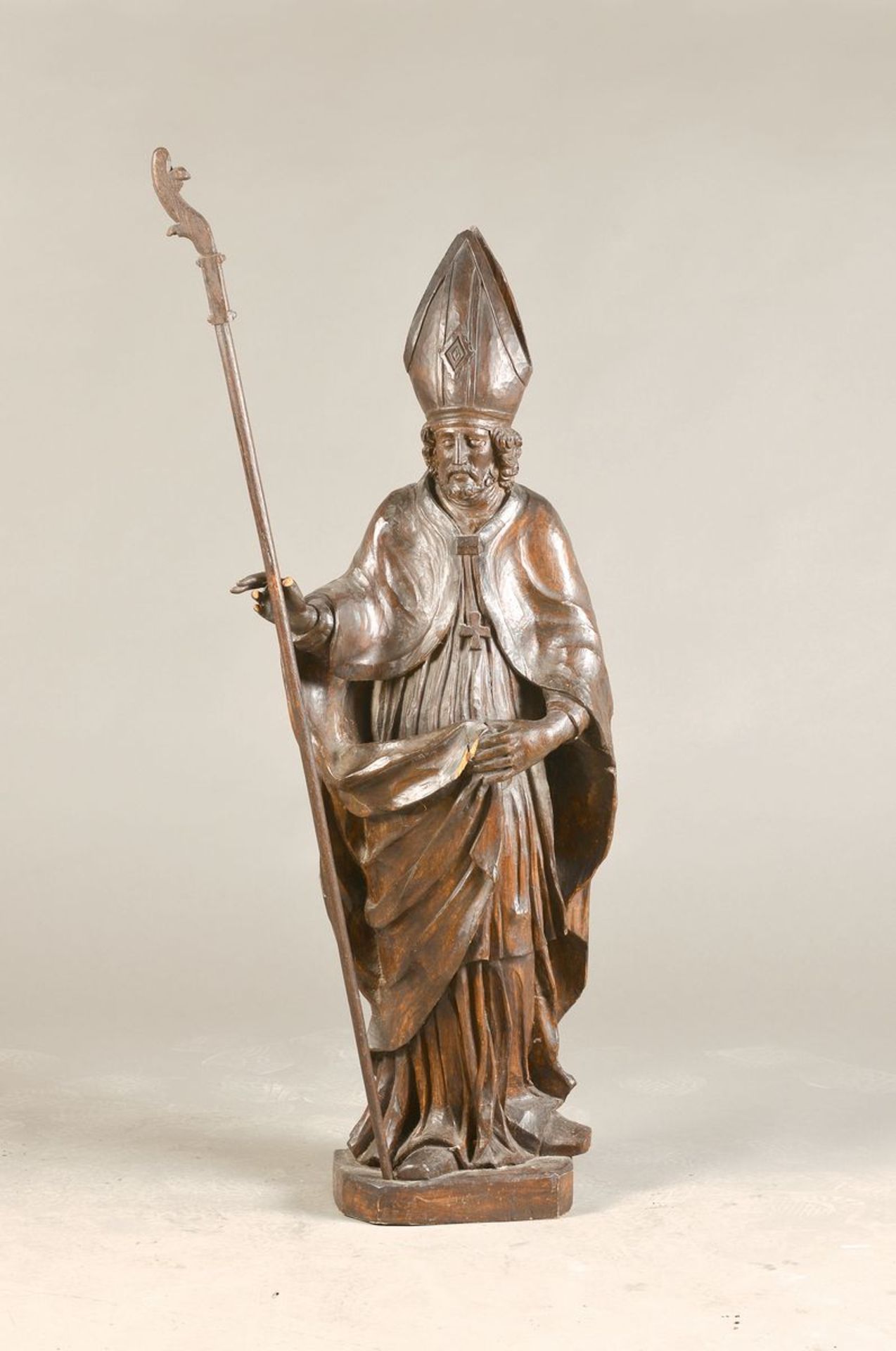 Skulptur eines Bischofs, deutsch, Ende 19. Jh., Holz vollplastisch geschnitzt und braun gebeizt,