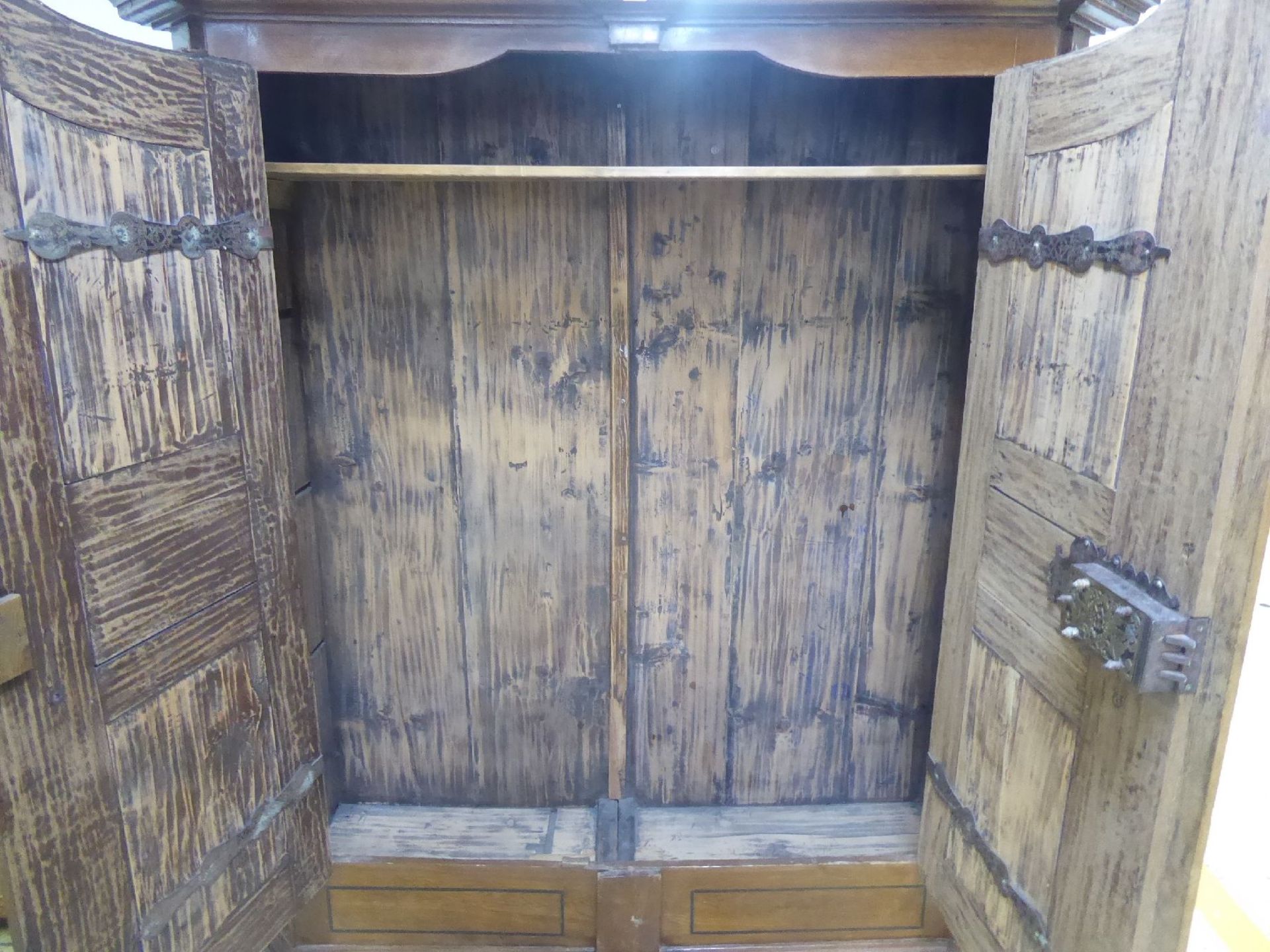 Spaltschrank, Franken, um 1770/80, Eiche mass., Front kassettiert mit Nußbaumfurnier, gespiegelt - Bild 2 aus 2