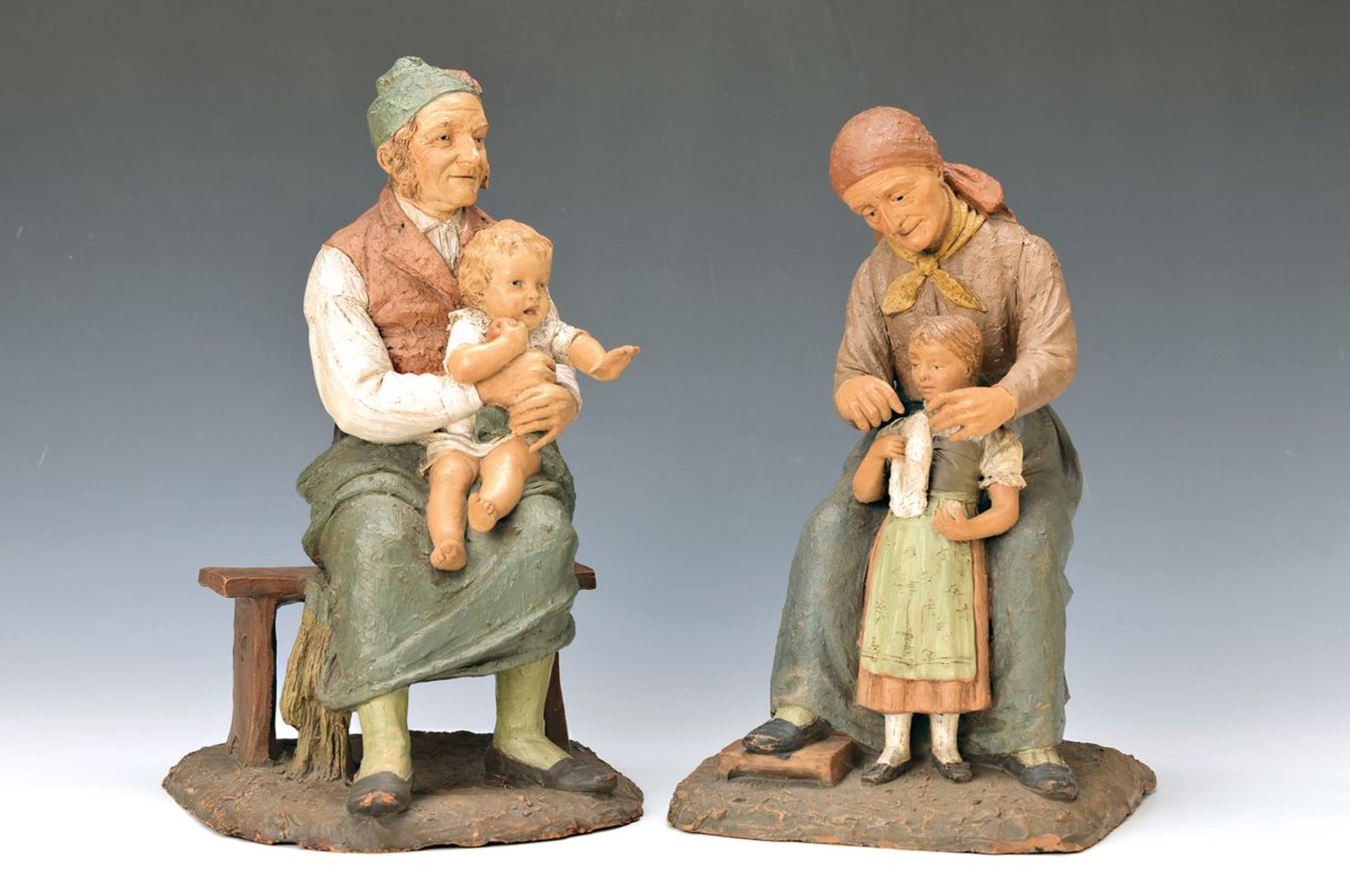 Paar Figuren, Goldscheider, um 1900, Großvater und Großmutter mit Enkelkindern, Großvatergruppe an