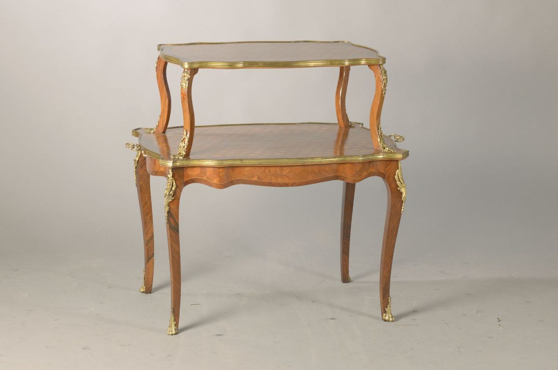 Etagere/Tisch, Frankreich, um 1870, Messingmonturen vergoldet, Würfelmarketerie , Nußbaum und