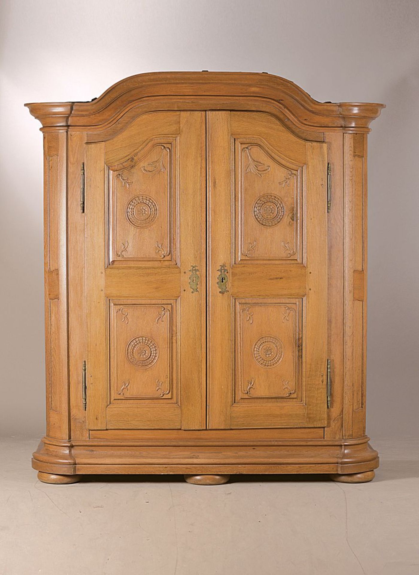 Klassizistischer Dielenschrank, Raum Freiburg, um 1760, Eiche massiv, auf Rahmen gearbeitet,