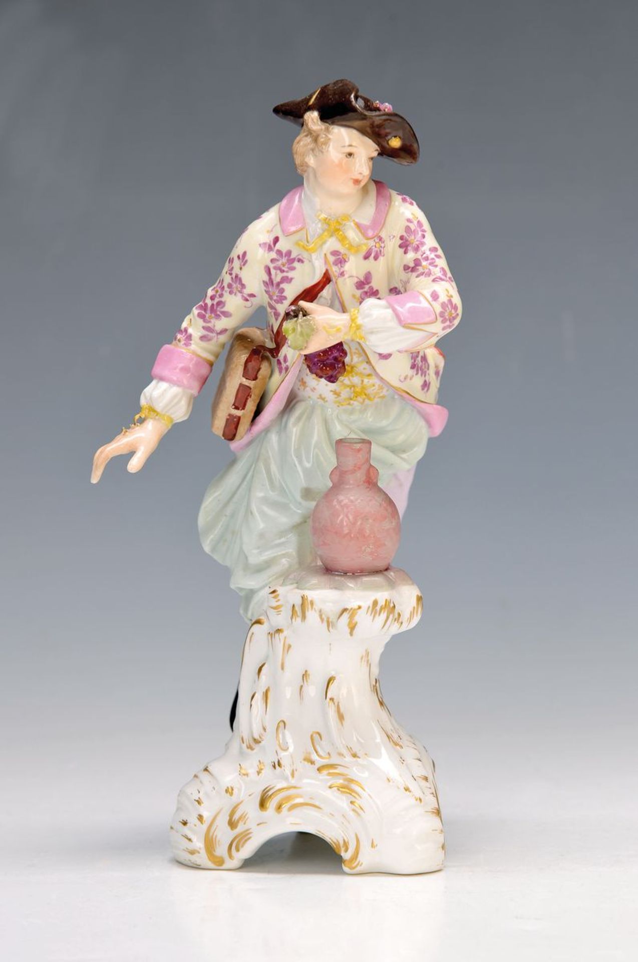 Porzellanfigur, KPM Berlin, um 1890, Kavalier mit Vase, auf Rocaillensockel gelehnt, l. restauriert,