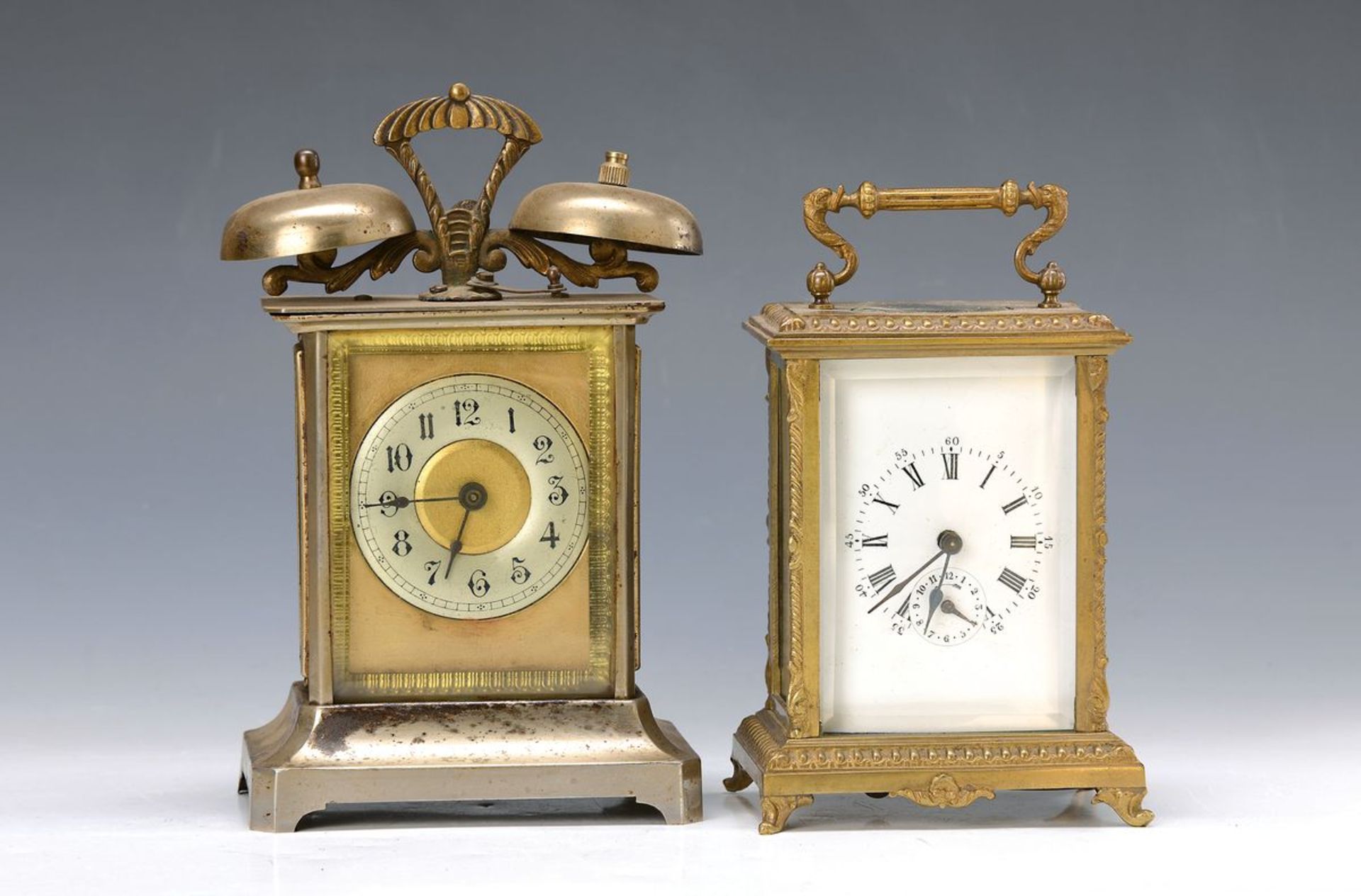 Konvolut Wecker und Reiseuhr um 1900, sog. Jokerwecker, läuft an und schlägt, Wecker- Zifferblatt