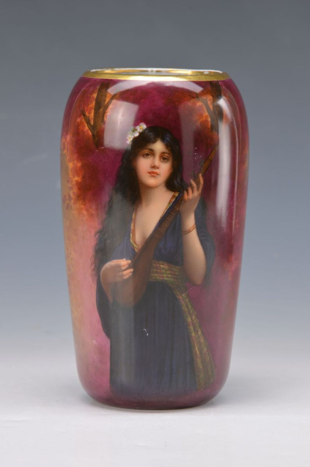 Vase, Heubach, Lichte, um 1900, Zigeunerin beim Lautenspiel, signiert Schünzel, qualitätvolle
