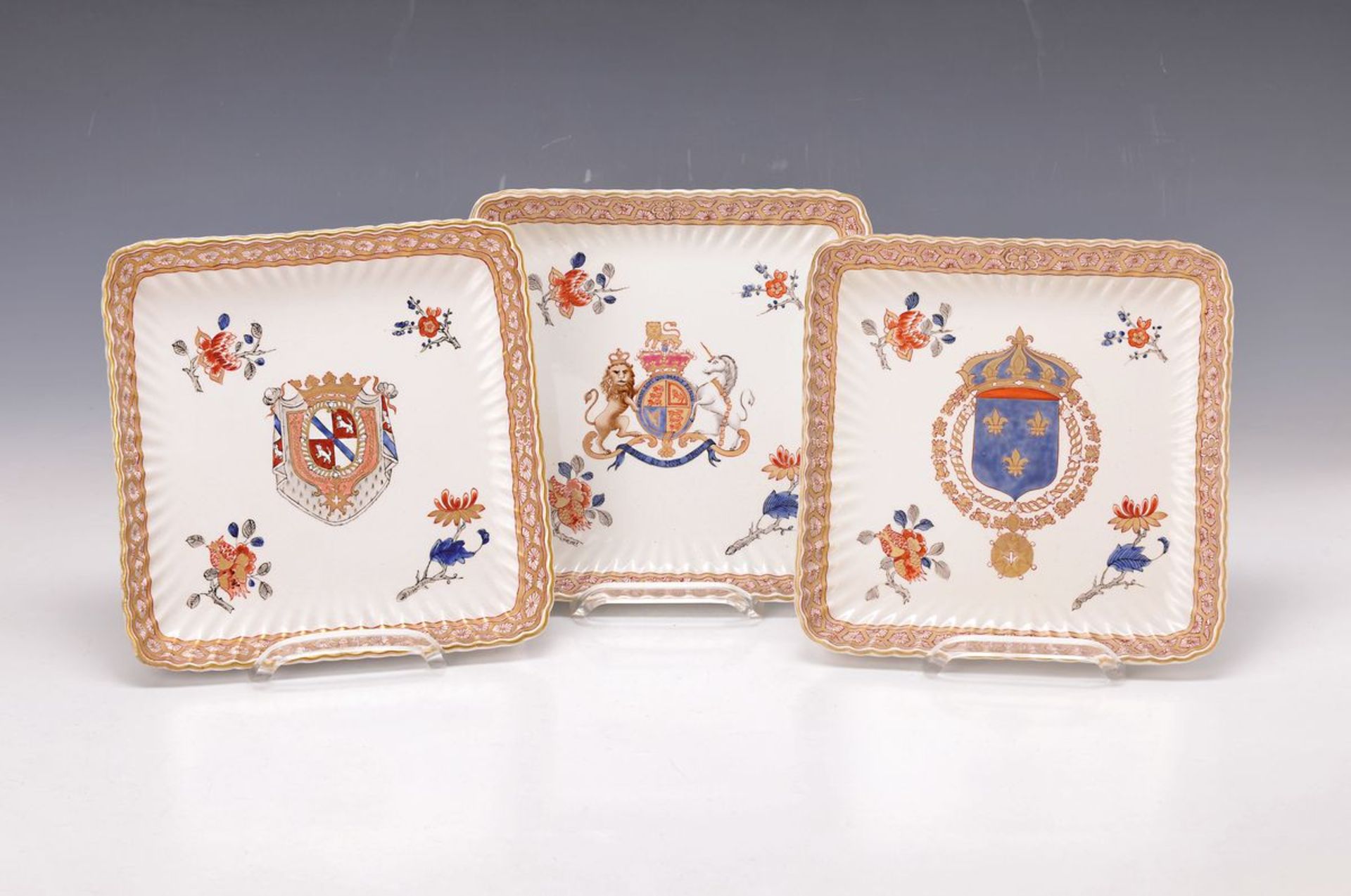 Drei Wappenteller, Frankreich, um 1890/1900, Steingut, polychrom bemalt, Goldstaffage, ca. 20.5 x