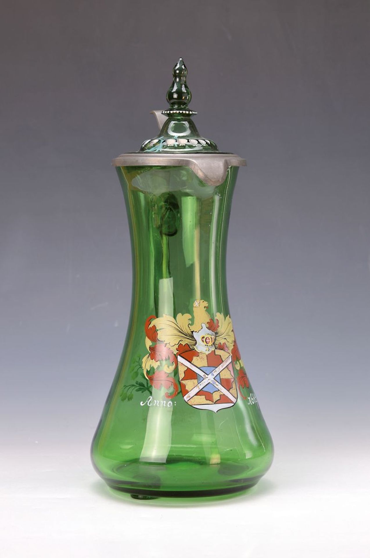 Kanne, Historismus, um 1890, grünes Glas, mit Wappenmalerei, Zinndeckel, bez. Anno 1667, H. 36