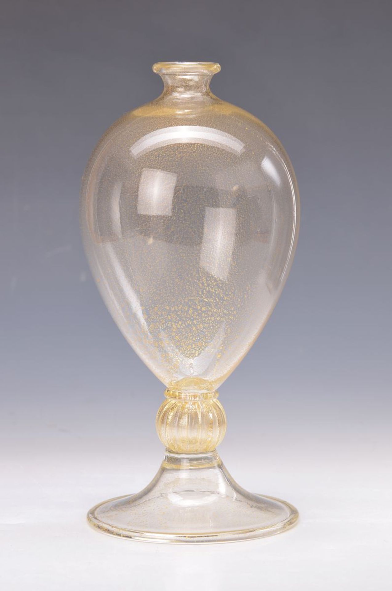 Vase, wohl Seguso, Murano, 20. Jh., farbloses Glas, mit Goldpuder, gerippter Nodus, H. ca. 27.5