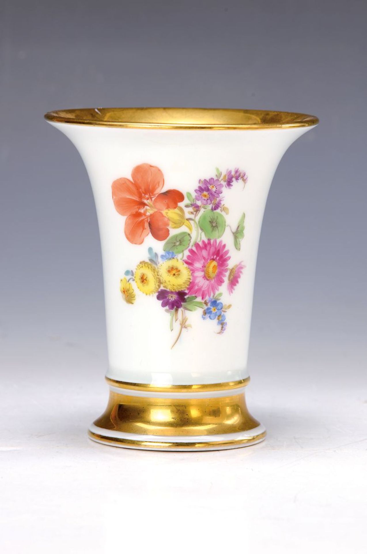 Vase, Meissen, um 1890, 2. Wahl, beidseitiger Blumendekor, breite Goldstaffage, diese l. berieben,