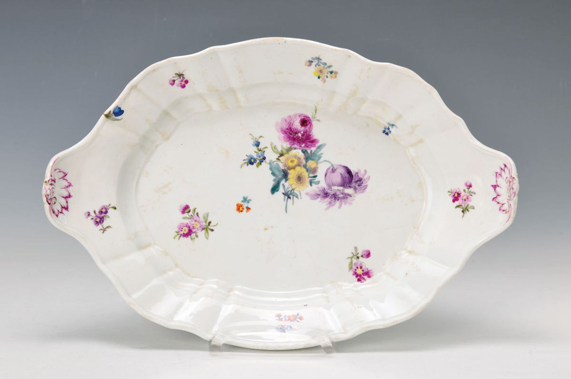 Platte, Meissen, um 1765, polychrome Bemalung von asymmetrischem Blumengebinde u. Streublumen,