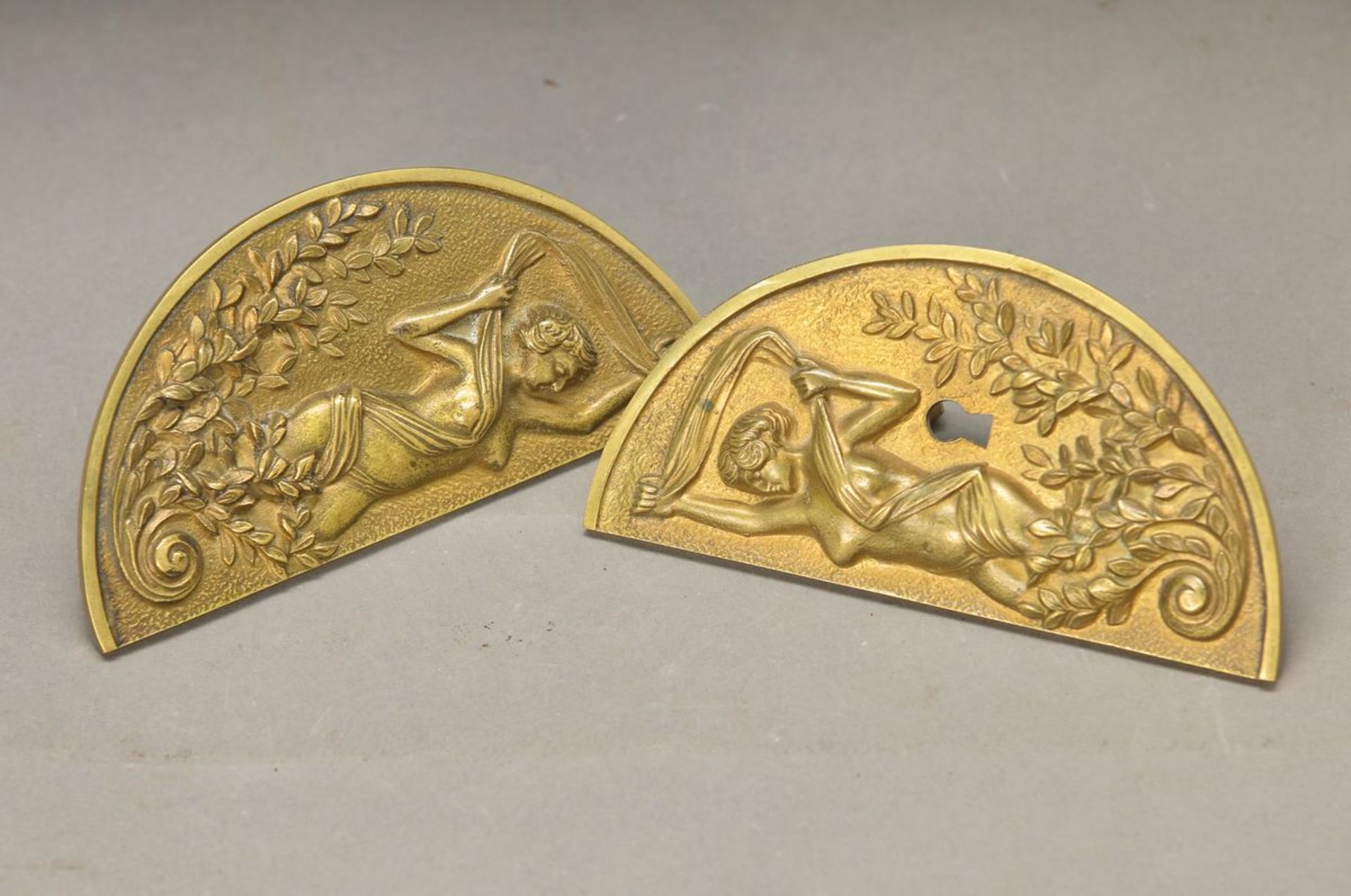 2-teiliger Türschlossbeschlag, Frankreich, um 1900, Jugendstil, Bronze, reliefiert mit Frauenakt und