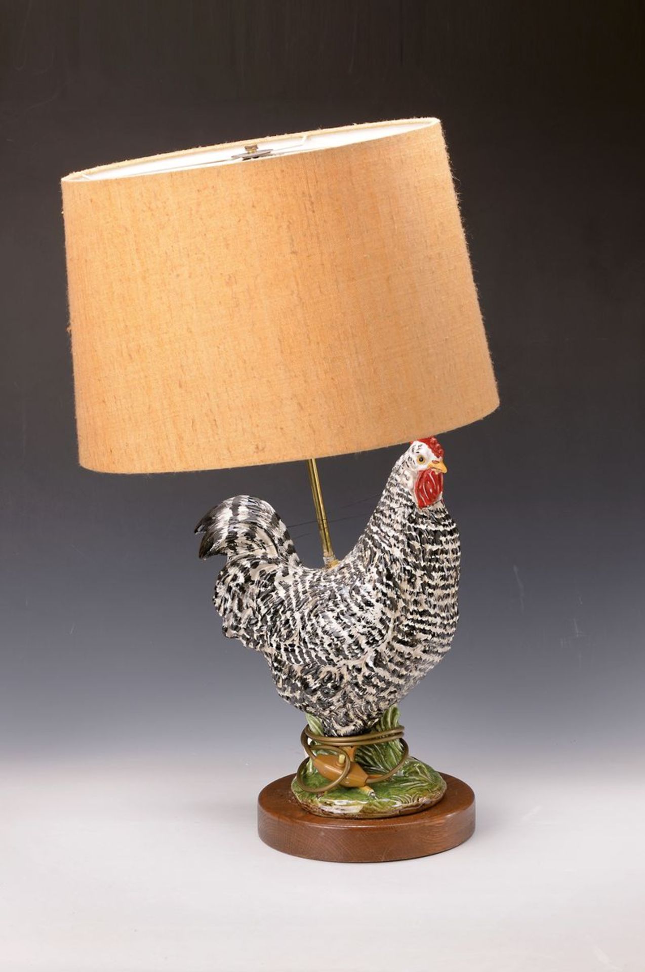 Tischlampe, Italien, 70/80er Jahre, großes Fayence-Huhn auf Holzsockel, zwei Brennstellen,