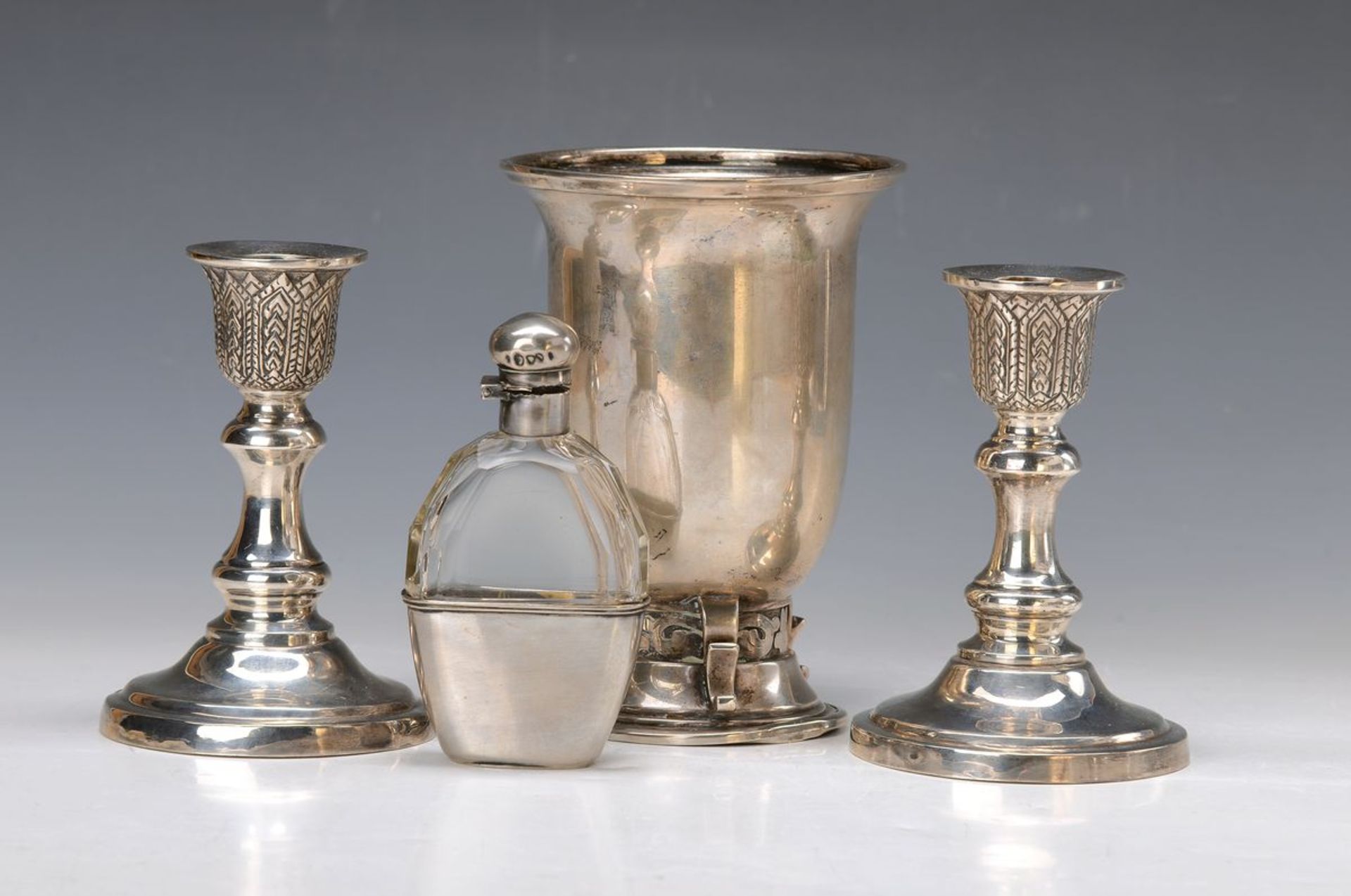 Vier Teile Silber, Art Deco Vase, 830er Silber, Troyer, 20er Jahre, profilierter Fuß mit umlaufender