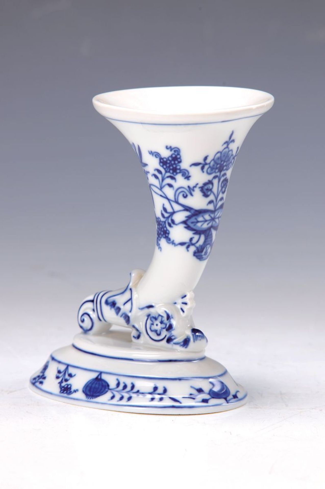 Vase, Meissen, 20. Jh., Zwiebelmuster, in Füllhornform, H. ca. 12 cm