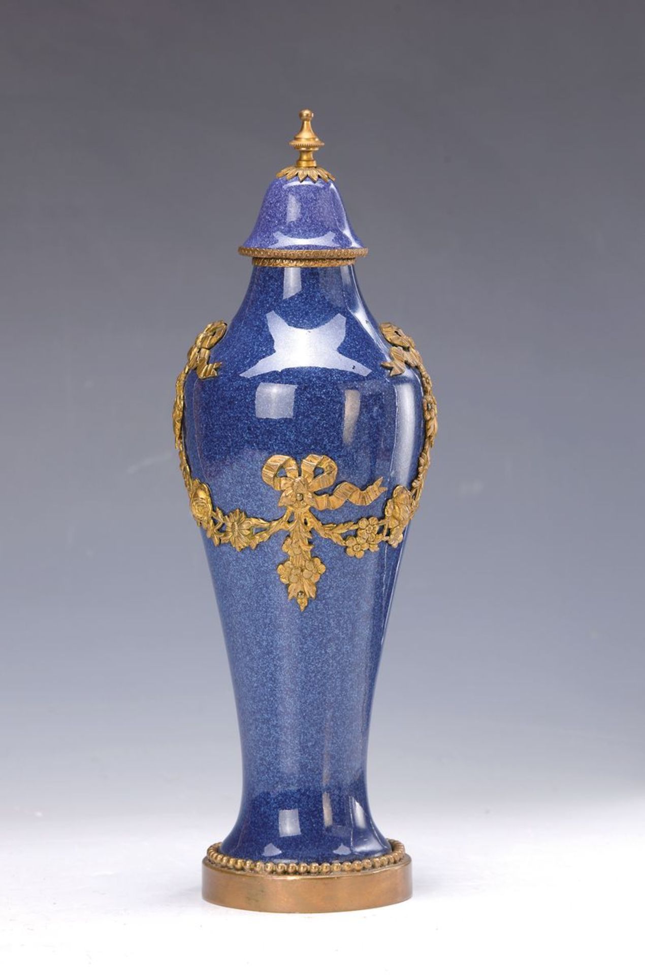 Deckelvase, Sevres, um 1909-12, Steingut, fein gesprenkelte blaue Glasur, Messingapplikation in