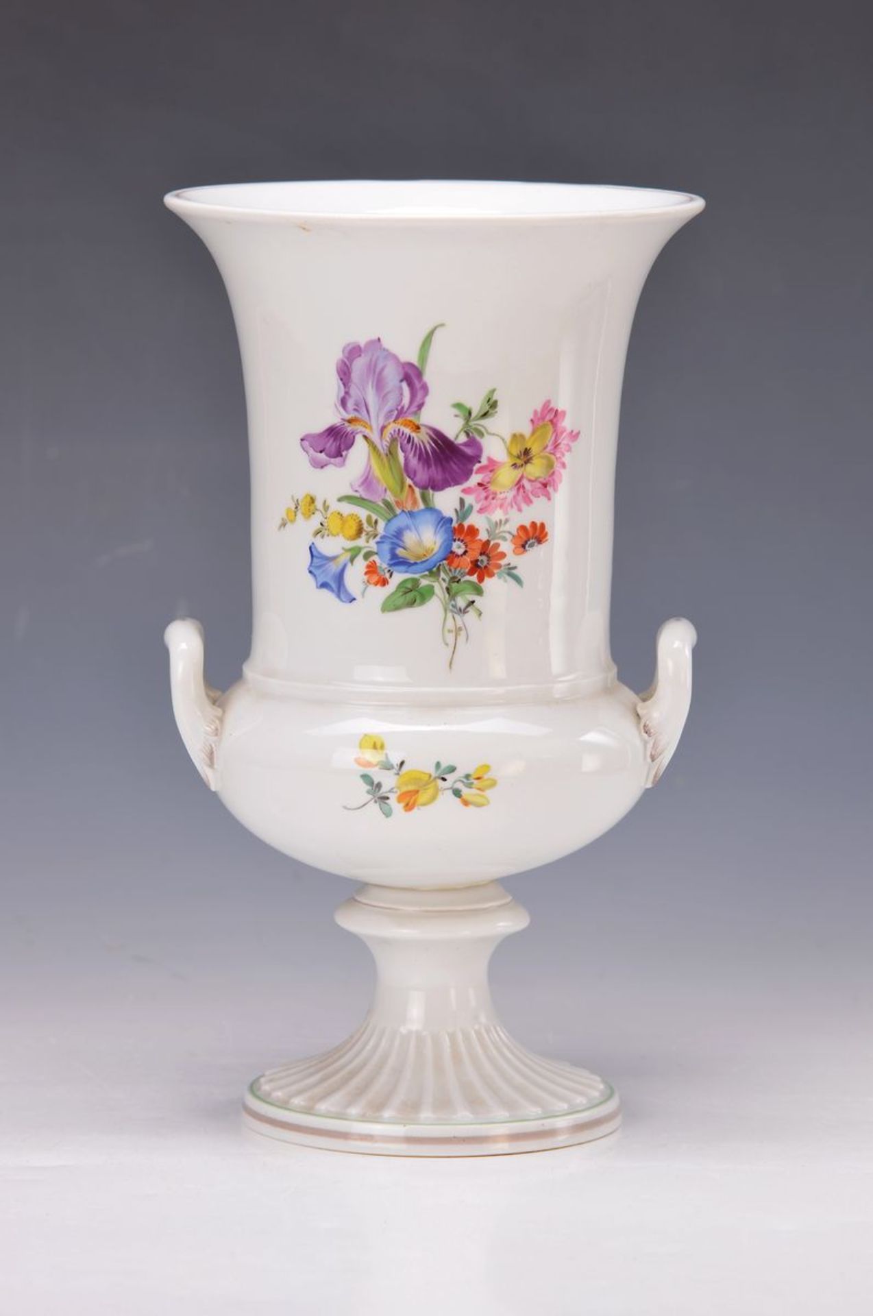 Kratervase, Meissen, 1940er Jahre, Porzellan, bunte Blumenbukettmalerei, grüner und grauer Rand,