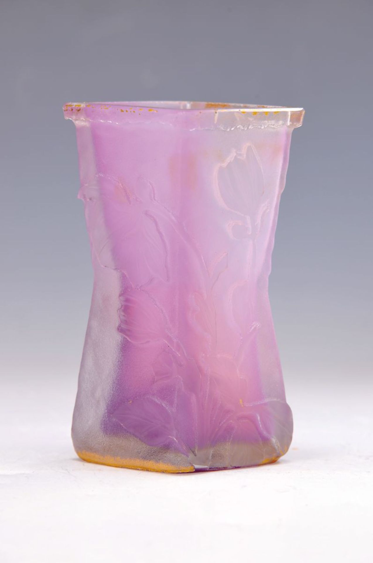 Vase, Daum Nancy, um 1890-95, sign., Schichtglas mit violettem Innenüberfang, rautenförmig,