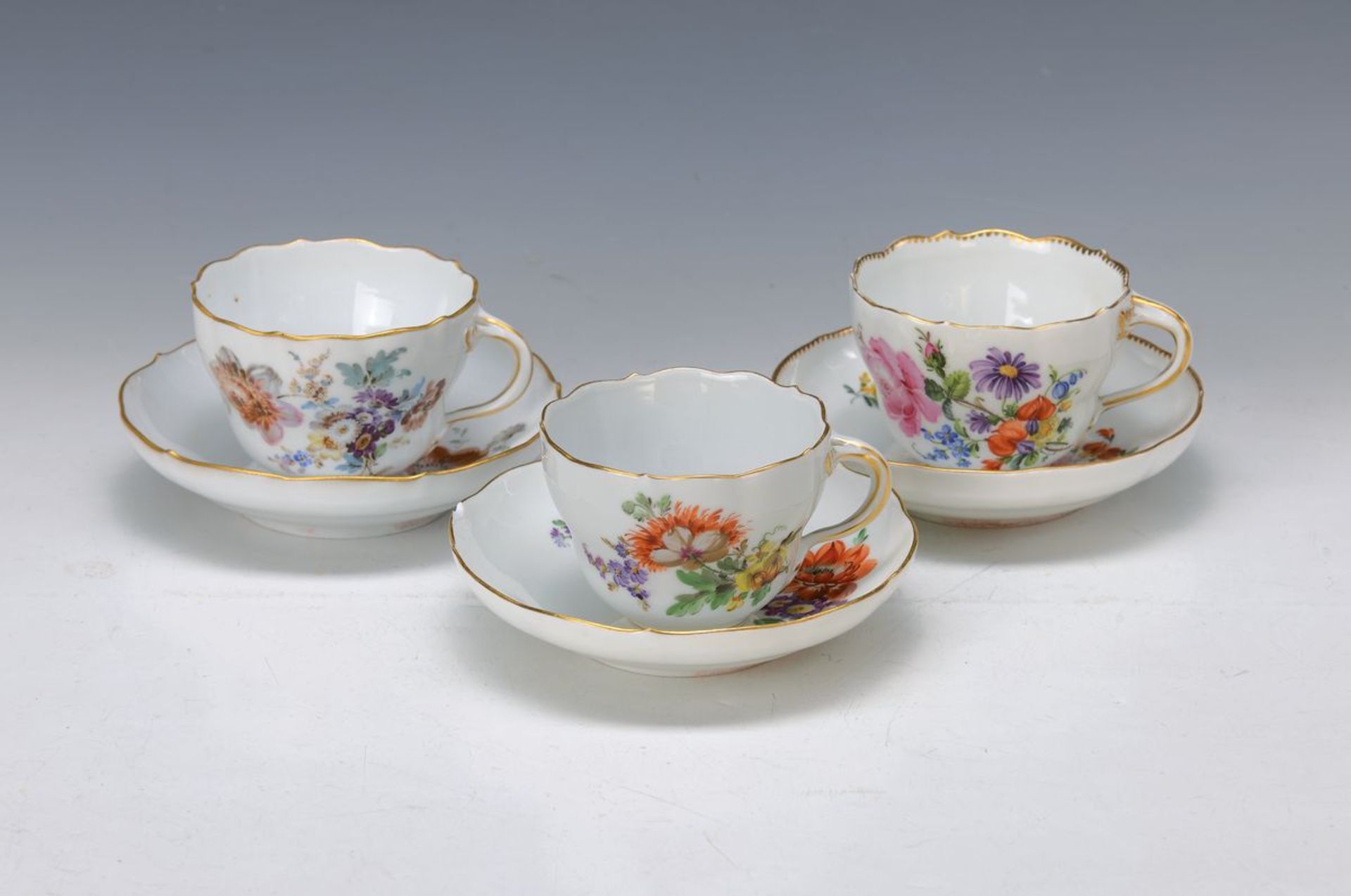 Fünf Tassen mit Untertassen, Meissen, um 1890, Blumenmalerei, eine Untertasse best. , Goldränder z.