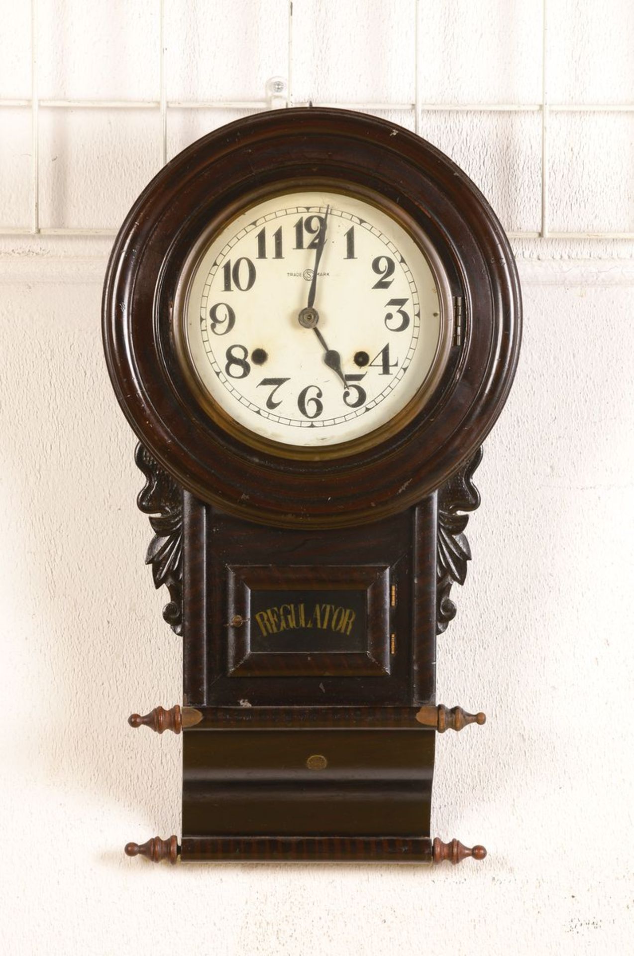 Wanduhr USA, um 1900, im Stil der Parliament Clock, Metallzifferblatt sek., Std.-Schlag auf