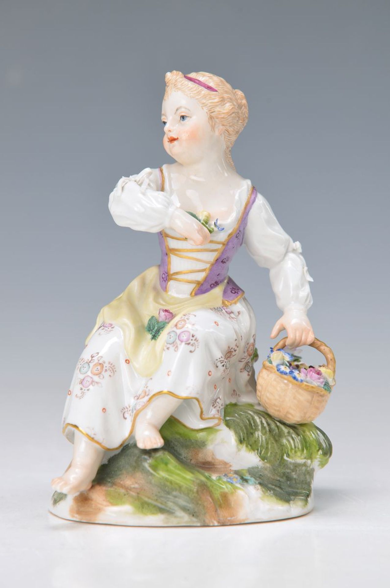 Porzellanfigur, KPM Berlin, um 1810, Mädchen mit Blumenkorb, polychrom bemalt, altersbed. best.,
