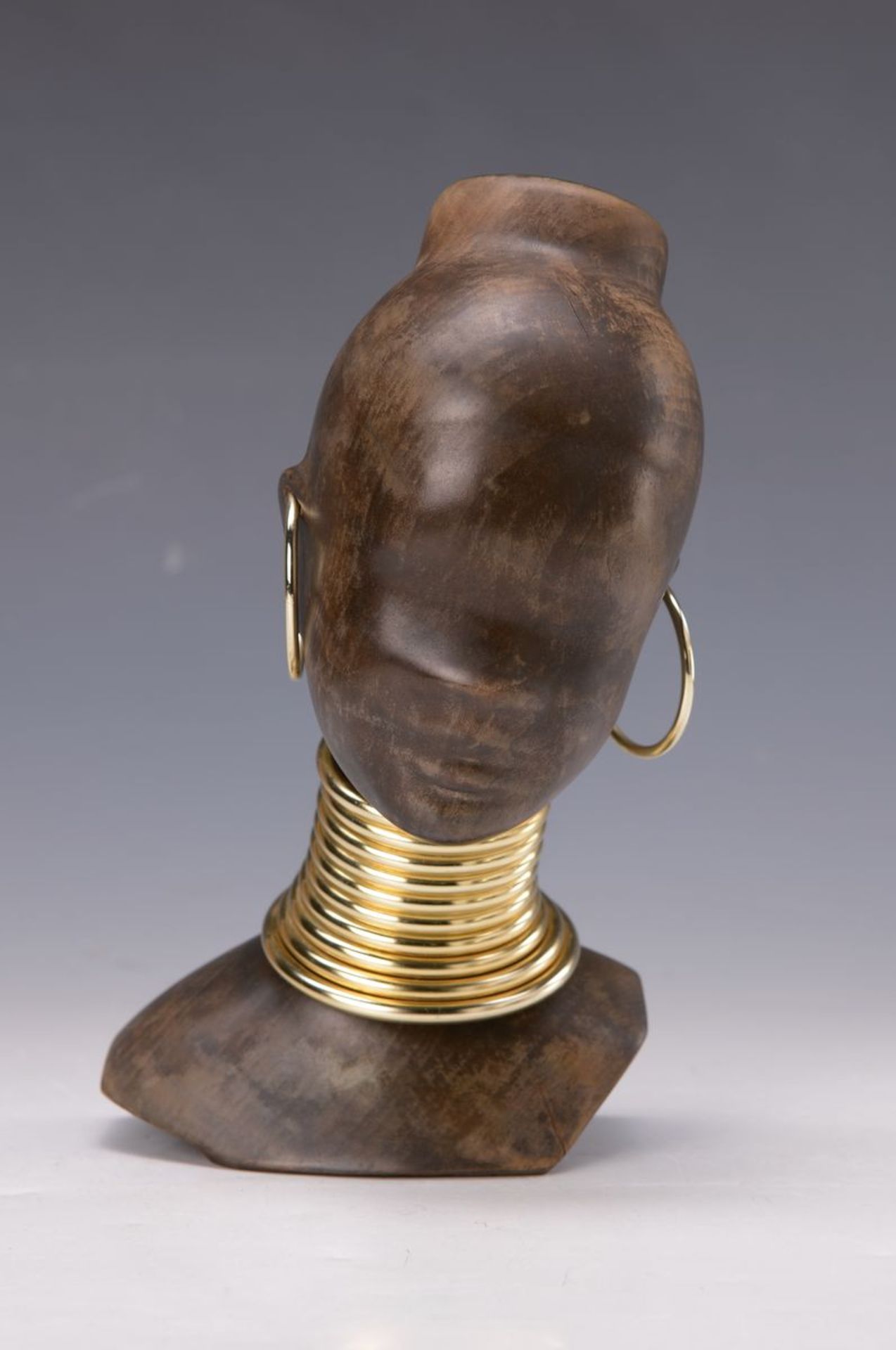 Büste, Österreich, um 1930, in der Art von Hagenauer, Afrikanerin mit großen Ohrringen und