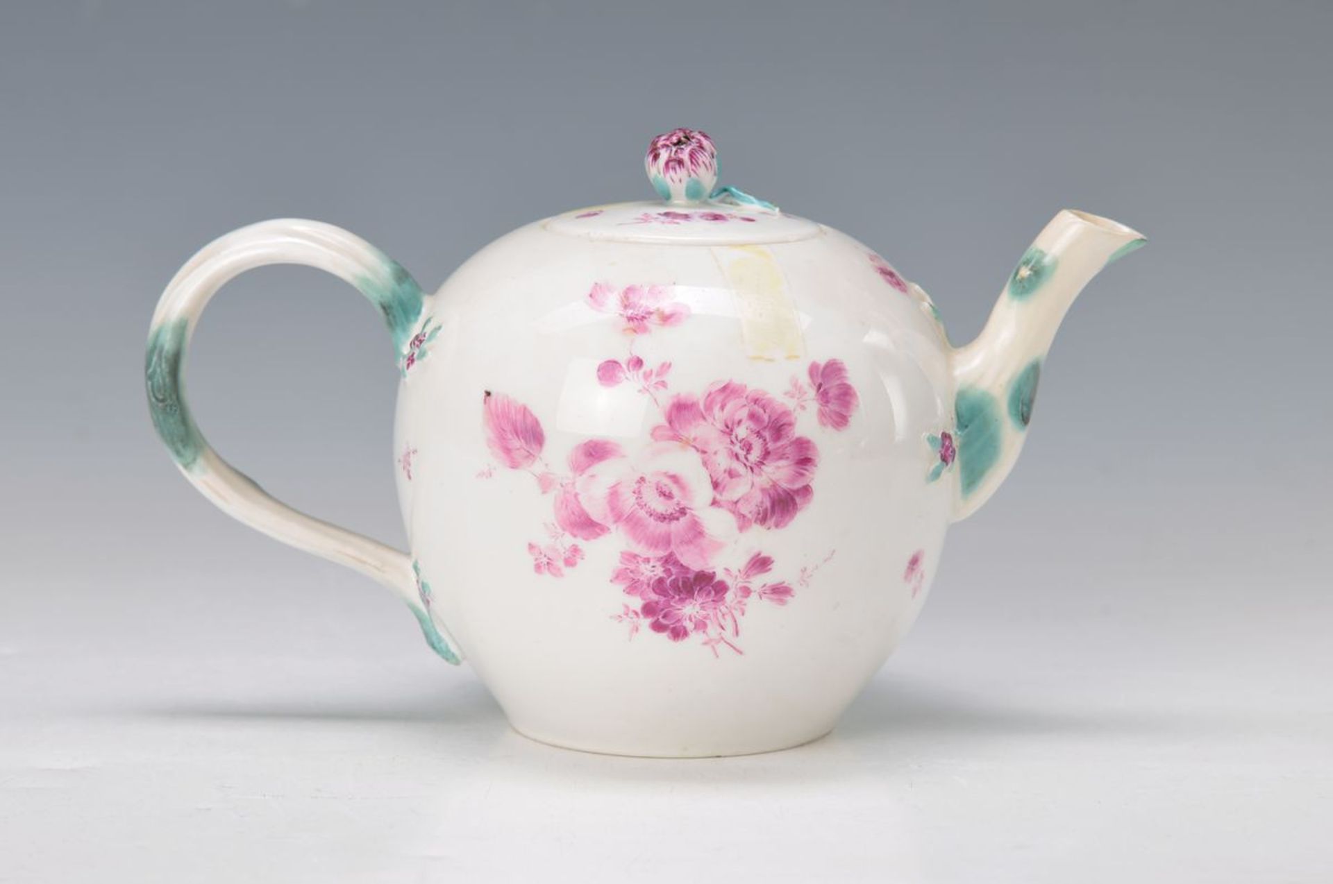 Teekanne, Meissen, Punktzeit, um 1763-74, beidseitig feine purpurrote Bemalung von grossen